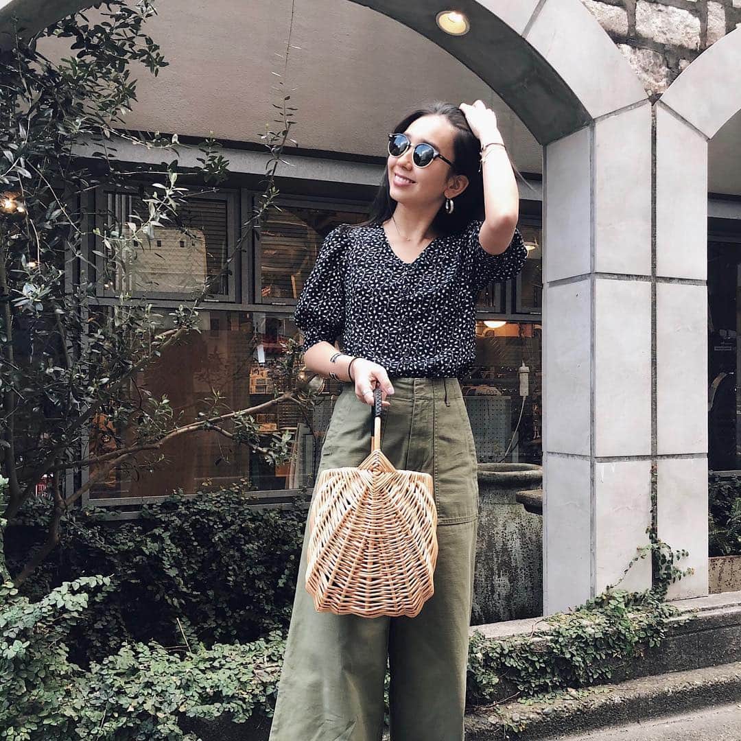 のインスタグラム：「今日から少しずつ衣替え始めました🍡 . パーソナル行って、母と夜ごはん食べて楽しかった日でした🙆🏾‍♀️ . . . . #sunglasses / @rayban  #blouse / @titivatejp  #pants / @beautyandyouth_official  #bag / @tsurubymarikooikawa . . . . . #ootd#outfit#coordinate#beautyandyouth #tsurubymarikooikawa#rayban#titivate#titivatestyle#チノパンツ#ビューティアンドユース#ツルバイマリコオイカワ#プチプラコーデ#大人カジュアル#ティティベイト#リーフプリントパフスリーブブラウス」