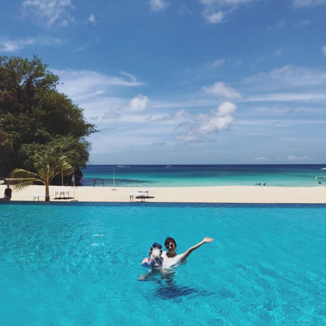 石井あみさんのインスタグラム写真 - (石井あみInstagram)「❂Boracay Island❂﻿ ﻿ 2泊3日でボラカイ島へ。﻿ セブ島からは50分のフライト。﻿ ﻿ CrimsonResort&Spa Boracayにステイ。﻿ うっとりするホテル。﻿ station zeroというエリアは、﻿ 最も綺麗と言われるエリアで、プライベートビーチオンリー。﻿ インフィニティプールに、白い砂浜と海🏖﻿ ﻿ んもう最高！﻿ サラサラの砂浜で、﻿ マクタン島では海に入りたがらなかったムスメも﻿ パシャパシャ入ってました。﻿ ﻿ ﻿ セブの喧騒から離れて、﻿ とにかく贅沢な時間…﻿ ﻿ 帰りたくなかったぁー。﻿ また是非是非行きたい大好きな場所になりました。﻿ ﻿ ただ…﻿ ローカルとギリギリ隣り合わせのため、﻿ 夜中の3時から鶏の鳴き声と犬の鳴き声が激しめだった！💦﻿ ﻿ ゆっくり寝たい方は、お部屋を換えてもらいましょう。  #boracay#philippines #crimsonresortandspaboracay #ボラカイ島﻿#resort#フィリピン ﻿ ﻿ ﻿」3月31日 22時21分 - ami_cebuyolo