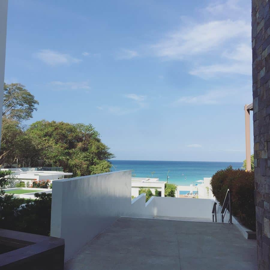 石井あみさんのインスタグラム写真 - (石井あみInstagram)「❂Boracay Island❂﻿ ﻿ 2泊3日でボラカイ島へ。﻿ セブ島からは50分のフライト。﻿ ﻿ CrimsonResort&Spa Boracayにステイ。﻿ うっとりするホテル。﻿ station zeroというエリアは、﻿ 最も綺麗と言われるエリアで、プライベートビーチオンリー。﻿ インフィニティプールに、白い砂浜と海🏖﻿ ﻿ んもう最高！﻿ サラサラの砂浜で、﻿ マクタン島では海に入りたがらなかったムスメも﻿ パシャパシャ入ってました。﻿ ﻿ ﻿ セブの喧騒から離れて、﻿ とにかく贅沢な時間…﻿ ﻿ 帰りたくなかったぁー。﻿ また是非是非行きたい大好きな場所になりました。﻿ ﻿ ただ…﻿ ローカルとギリギリ隣り合わせのため、﻿ 夜中の3時から鶏の鳴き声と犬の鳴き声が激しめだった！💦﻿ ﻿ ゆっくり寝たい方は、お部屋を換えてもらいましょう。  #boracay#philippines #crimsonresortandspaboracay #ボラカイ島﻿#resort#フィリピン ﻿ ﻿ ﻿」3月31日 22時21分 - ami_cebuyolo