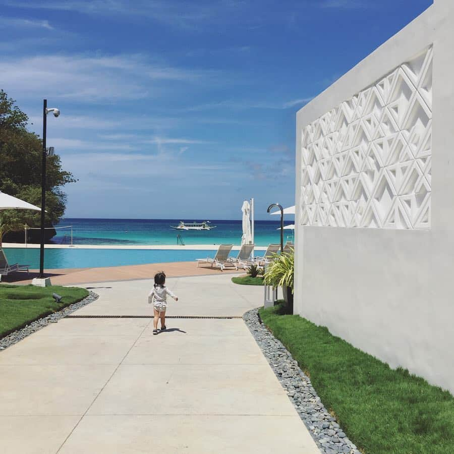 石井あみさんのインスタグラム写真 - (石井あみInstagram)「❂Boracay Island❂﻿ ﻿ 2泊3日でボラカイ島へ。﻿ セブ島からは50分のフライト。﻿ ﻿ CrimsonResort&Spa Boracayにステイ。﻿ うっとりするホテル。﻿ station zeroというエリアは、﻿ 最も綺麗と言われるエリアで、プライベートビーチオンリー。﻿ インフィニティプールに、白い砂浜と海🏖﻿ ﻿ んもう最高！﻿ サラサラの砂浜で、﻿ マクタン島では海に入りたがらなかったムスメも﻿ パシャパシャ入ってました。﻿ ﻿ ﻿ セブの喧騒から離れて、﻿ とにかく贅沢な時間…﻿ ﻿ 帰りたくなかったぁー。﻿ また是非是非行きたい大好きな場所になりました。﻿ ﻿ ただ…﻿ ローカルとギリギリ隣り合わせのため、﻿ 夜中の3時から鶏の鳴き声と犬の鳴き声が激しめだった！💦﻿ ﻿ ゆっくり寝たい方は、お部屋を換えてもらいましょう。  #boracay#philippines #crimsonresortandspaboracay #ボラカイ島﻿#resort#フィリピン ﻿ ﻿ ﻿」3月31日 22時21分 - ami_cebuyolo