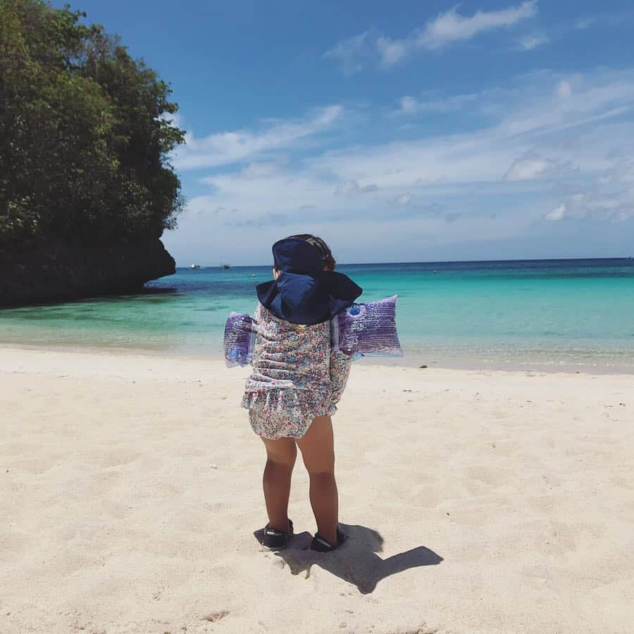 石井あみさんのインスタグラム写真 - (石井あみInstagram)「❂Boracay Island❂﻿ ﻿ 2泊3日でボラカイ島へ。﻿ セブ島からは50分のフライト。﻿ ﻿ CrimsonResort&Spa Boracayにステイ。﻿ うっとりするホテル。﻿ station zeroというエリアは、﻿ 最も綺麗と言われるエリアで、プライベートビーチオンリー。﻿ インフィニティプールに、白い砂浜と海🏖﻿ ﻿ んもう最高！﻿ サラサラの砂浜で、﻿ マクタン島では海に入りたがらなかったムスメも﻿ パシャパシャ入ってました。﻿ ﻿ ﻿ セブの喧騒から離れて、﻿ とにかく贅沢な時間…﻿ ﻿ 帰りたくなかったぁー。﻿ また是非是非行きたい大好きな場所になりました。﻿ ﻿ ただ…﻿ ローカルとギリギリ隣り合わせのため、﻿ 夜中の3時から鶏の鳴き声と犬の鳴き声が激しめだった！💦﻿ ﻿ ゆっくり寝たい方は、お部屋を換えてもらいましょう。  #boracay#philippines #crimsonresortandspaboracay #ボラカイ島﻿#resort#フィリピン ﻿ ﻿ ﻿」3月31日 22時21分 - ami_cebuyolo