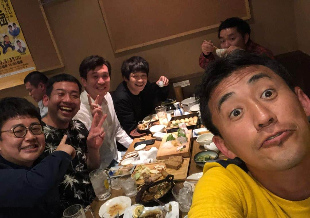 石田靖さんのインスタグラム写真 - (石田靖Instagram)「熊本市民会館で安井まさじ座長の『よしもと南国劇団』公演😆 1300人以上のお客さんの前で 同期の銀シャリ、元相方の橋本も出演で大盛況👋👋👋 まさじの覚悟を感じ大感激❗️ お疲れ様でした〜〜 #よしもと南国劇団 #安井まさじ&もっこすファイヤー #芸歴15周年祭り #熊本市民会館 #新喜劇 #安井まさじ #銀シャリ #橋本は元相方  #2枚目の写真 #打ち上げ #ええ酒 #福みみ本店 #3枚目の写真 #熊本城 #熊本城は桜満開 #加藤清正 #一期一笑  #石田靖」3月31日 22時21分 - yasulog