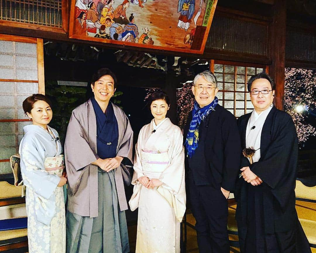 常盤貴子さんのインスタグラム写真 - (常盤貴子Instagram)「夜桜生中継2019  今年も京都で夜桜見物させていただけた私は幸せモンです（ ; ; ）  美しい桜を前に聞こえてくる藤舎貴生さんの笛の音は…細胞に響き、震える想いがしました。  静…。 松本隆さんのお人柄からか、終始和やかで、はんなりしました♫  竹内弘一アナ、面白かったぁぁぁ！ 八木奈緒アナ、めっちゃ可愛いし。  スタッフの皆さんも、ありがとうございましたぁ。 寒かったけど、心はポカポカ楽しい時間でしたね〜。 京都の桜は、これからが見頃。 皆さんも是非🌸  #kbs  #夜桜生中継2019 #妙満寺」3月31日 22時23分 - takakotokiwa_official