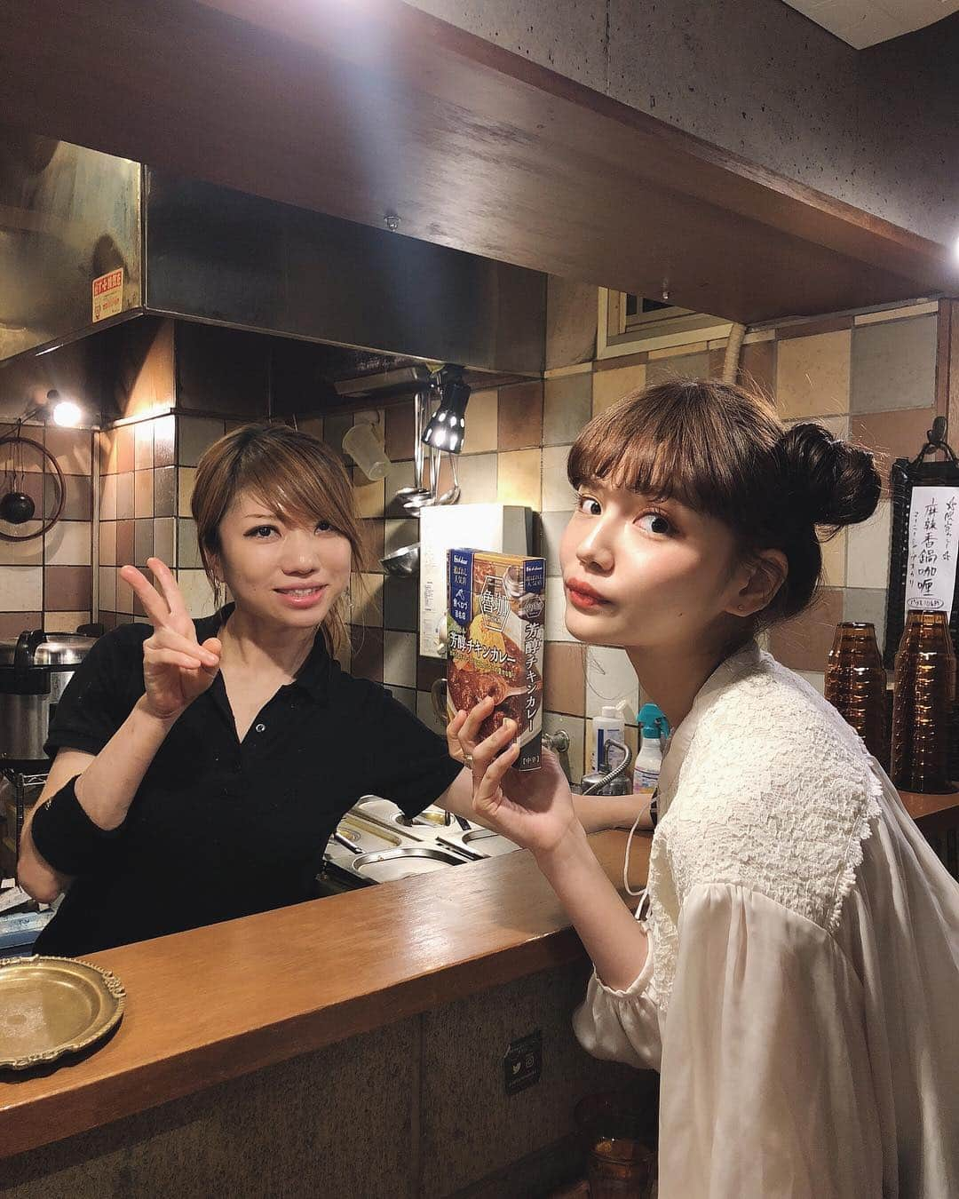 村田倫子さんのインスタグラム写真 - (村田倫子Instagram)「みなさーーーーん！！！！大ニュースですよ！ あの、あの、 私の愛してやまない @spicycurryroka から なんと、レトルトでましたよ！(大興奮) . 食べてかなり驚きました。 クミンの風味、クローブの甘み、ふわりとスパイスの香りが駆け抜ける。 これ、レトルトだよね、、、！？ . スパイスに溶けあって、玉ねぎ、トマトの甘み、酸味がぎゅっとつまった一口。主役のチキンは柔らかくほろほろ崩れる。最後は気持ち良い辛味の余韻、、、、。 . カレーを愛するえりさん(@erichincurry )が監修してるのが、味覚で納得、すばらしい仕上がり。 (ホールスパイスがそのまま入ってるレトルトカレーなんてはじめまして。驚きです) 正直、レトルトの概念が覆りました。 こんなことできちゃうんだ、、、？と . 皆さんに愛されて、長時間待たないと なかなか巡り会えないえりさんのカレーが このような形で表現されて 欲しい時にわたしを満たしてくれるなんで、、、。 本当に素敵です！ 開発してくれてありがとうございます。 . 興奮しすぎて長くなりましたが、 ともかく こんなに手軽に(しかもお手頃に) えりさんのカレーが全国で味わえるのだから みなさん、食べた方が人生がより彩るよ！🍛 ということでした。 カレー仲間もっとふえてほしい。 . えりさんに会いたいから ろかも引き続き通います🍛🍛🤤 とか書きながら、今夜ちゃっかりカレーおじさんことLEEさんと一緒にカレー会をしてました。 カレーの輪はさいこうです。 ☞ https://magazine.tabelog.com/articles/67384 #カレーときどき村田倫子  #魯珈レトルトカレー  #芳醇チキンカレー  #スパイシーカリー魯珈」3月31日 22時23分 - rinco1023