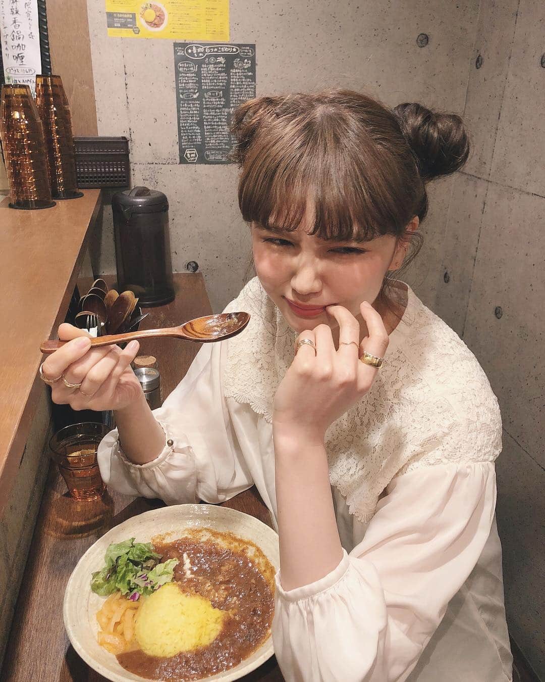 村田倫子さんのインスタグラム写真 - (村田倫子Instagram)「みなさーーーーん！！！！大ニュースですよ！ あの、あの、 私の愛してやまない @spicycurryroka から なんと、レトルトでましたよ！(大興奮) . 食べてかなり驚きました。 クミンの風味、クローブの甘み、ふわりとスパイスの香りが駆け抜ける。 これ、レトルトだよね、、、！？ . スパイスに溶けあって、玉ねぎ、トマトの甘み、酸味がぎゅっとつまった一口。主役のチキンは柔らかくほろほろ崩れる。最後は気持ち良い辛味の余韻、、、、。 . カレーを愛するえりさん(@erichincurry )が監修してるのが、味覚で納得、すばらしい仕上がり。 (ホールスパイスがそのまま入ってるレトルトカレーなんてはじめまして。驚きです) 正直、レトルトの概念が覆りました。 こんなことできちゃうんだ、、、？と . 皆さんに愛されて、長時間待たないと なかなか巡り会えないえりさんのカレーが このような形で表現されて 欲しい時にわたしを満たしてくれるなんで、、、。 本当に素敵です！ 開発してくれてありがとうございます。 . 興奮しすぎて長くなりましたが、 ともかく こんなに手軽に(しかもお手頃に) えりさんのカレーが全国で味わえるのだから みなさん、食べた方が人生がより彩るよ！🍛 ということでした。 カレー仲間もっとふえてほしい。 . えりさんに会いたいから ろかも引き続き通います🍛🍛🤤 とか書きながら、今夜ちゃっかりカレーおじさんことLEEさんと一緒にカレー会をしてました。 カレーの輪はさいこうです。 ☞ https://magazine.tabelog.com/articles/67384 #カレーときどき村田倫子  #魯珈レトルトカレー  #芳醇チキンカレー  #スパイシーカリー魯珈」3月31日 22時23分 - rinco1023