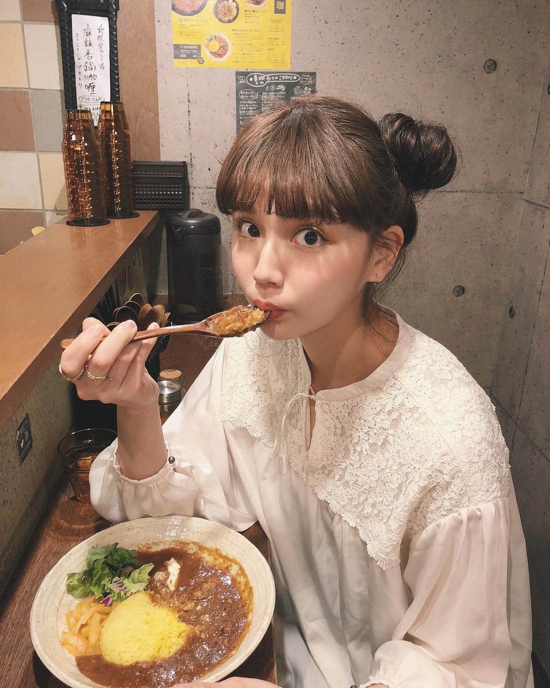 村田倫子さんのインスタグラム写真 - (村田倫子Instagram)「みなさーーーーん！！！！大ニュースですよ！ あの、あの、 私の愛してやまない @spicycurryroka から なんと、レトルトでましたよ！(大興奮) . 食べてかなり驚きました。 クミンの風味、クローブの甘み、ふわりとスパイスの香りが駆け抜ける。 これ、レトルトだよね、、、！？ . スパイスに溶けあって、玉ねぎ、トマトの甘み、酸味がぎゅっとつまった一口。主役のチキンは柔らかくほろほろ崩れる。最後は気持ち良い辛味の余韻、、、、。 . カレーを愛するえりさん(@erichincurry )が監修してるのが、味覚で納得、すばらしい仕上がり。 (ホールスパイスがそのまま入ってるレトルトカレーなんてはじめまして。驚きです) 正直、レトルトの概念が覆りました。 こんなことできちゃうんだ、、、？と . 皆さんに愛されて、長時間待たないと なかなか巡り会えないえりさんのカレーが このような形で表現されて 欲しい時にわたしを満たしてくれるなんで、、、。 本当に素敵です！ 開発してくれてありがとうございます。 . 興奮しすぎて長くなりましたが、 ともかく こんなに手軽に(しかもお手頃に) えりさんのカレーが全国で味わえるのだから みなさん、食べた方が人生がより彩るよ！🍛 ということでした。 カレー仲間もっとふえてほしい。 . えりさんに会いたいから ろかも引き続き通います🍛🍛🤤 とか書きながら、今夜ちゃっかりカレーおじさんことLEEさんと一緒にカレー会をしてました。 カレーの輪はさいこうです。 ☞ https://magazine.tabelog.com/articles/67384 #カレーときどき村田倫子  #魯珈レトルトカレー  #芳醇チキンカレー  #スパイシーカリー魯珈」3月31日 22時23分 - rinco1023