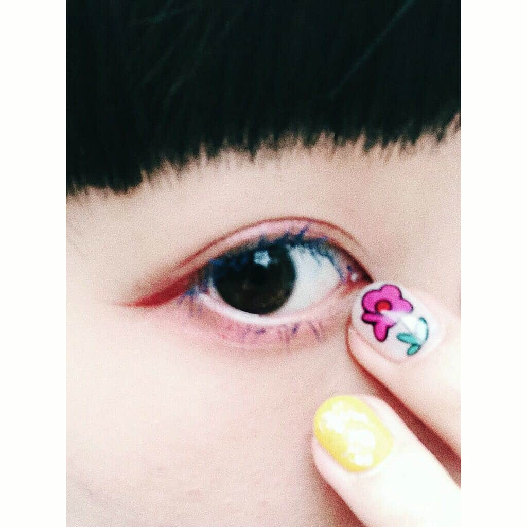 相羽瑠奈さんのインスタグラム写真 - (相羽瑠奈Instagram)「👁‍🗨🔵🌷﻿ いつもピンクとブラウンのアイシャドウにブルーのマスカラ、ブラックのアイラインだけど昨日はラインもカラーにしてみました🧞‍♀️目頭にもちょいっと🧐」3月31日 22時23分 - rone.runa