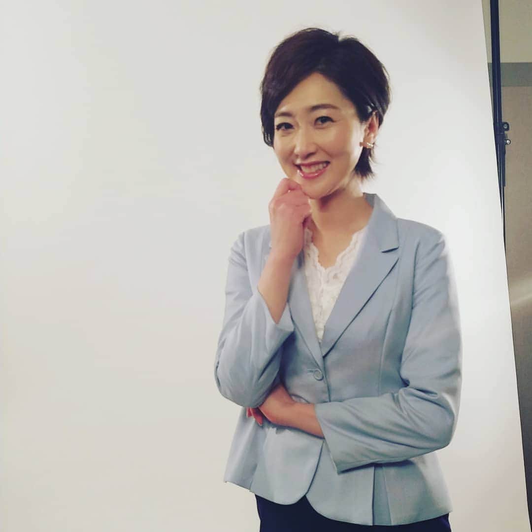 池尻和佳子さんのインスタグラム写真 - (池尻和佳子Instagram)「明日はいよいよ、新元号の発表ですね❇️何になるのでしょうか～😌 「和」という文字が付いていたらいいなぁ～なんて、勝手に思っています🍀  改編前の写真撮影の様子です😆🎵🎵 ４月以降、「今日感テレビ」月・水・木曜日2時くらい～、３時、とニュース担当することになりました‼️ 宜しくお願い致しますm(_ _)m  #4月 #改編 #今日感テレビ #ニュース #池尻和佳子」3月31日 22時24分 - wakako_ikejiri_rkb