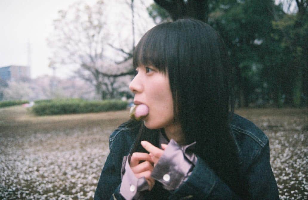 きなりさんのインスタグラム写真 - (きなりInstagram)「🍡🍡🍡 桜餅って葉っぱ食べるの？わたしは毎回剥くけど全然取れなくて泣く泣く食べる人…🙋🏻‍♀️💦」3月31日 22時24分 - kiiiina04