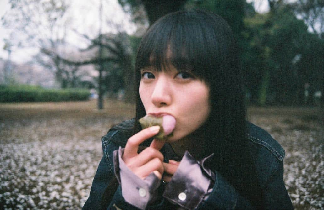きなりのインスタグラム：「🍡🍡🍡 桜餅って葉っぱ食べるの？わたしは毎回剥くけど全然取れなくて泣く泣く食べる人…🙋🏻‍♀️💦」