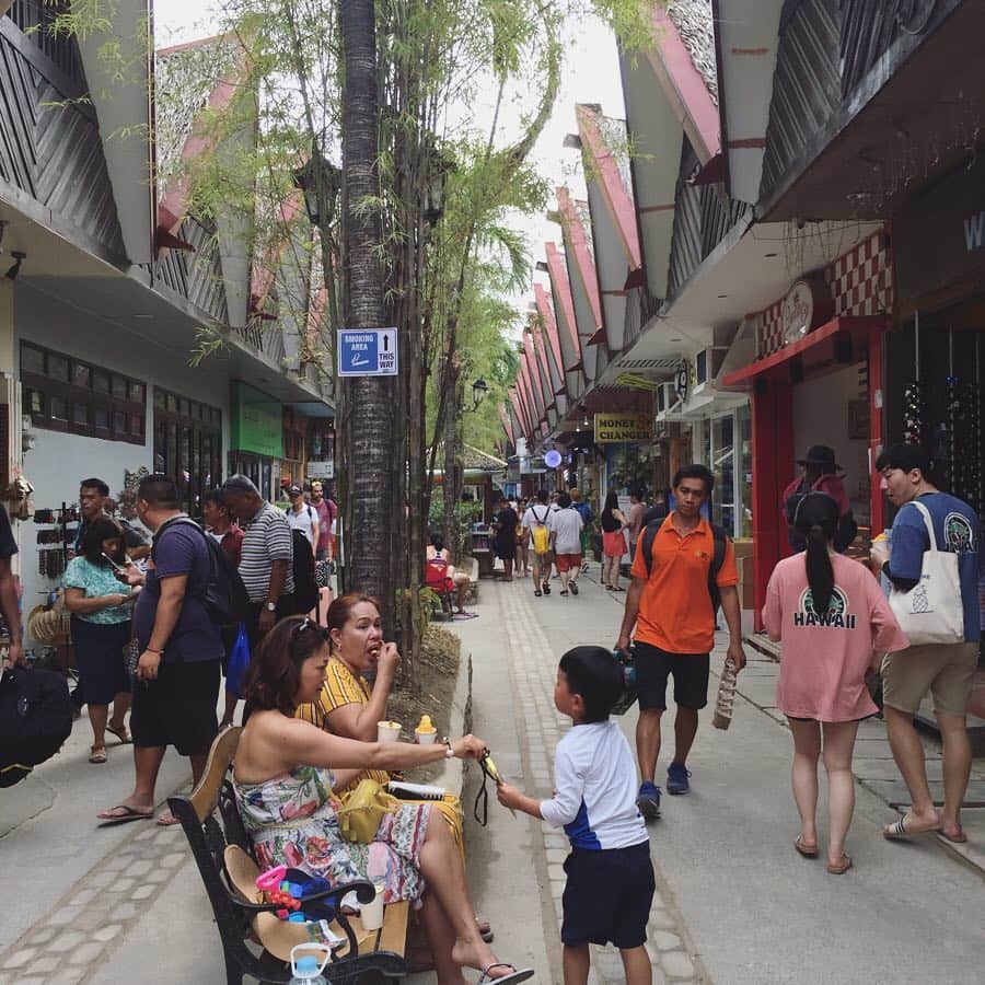 石井あみさんのインスタグラム写真 - (石井あみInstagram)「❂Boracay Island❂﻿ ﻿ ボラカイ島は急ピッチで開発が進んでいて、﻿ あっちもこっちも工事中🚧﻿ 道もまだ未完成で、ガタガタなところも多いです。﻿ ﻿ メインのモール、Dmallへはホテルからシャトルバスが出てます。(要予約！)﻿ タクシーはないので、それ以外は三輪のバイクタクシーみたいなやつやカートで。﻿ お値段は交渉。﻿ 観光地価格、だいたい200ペソくらいでした。﻿ ﻿ the観光地⛲️という感じのストリートは、﻿ 歩いているだけで楽しい！﻿ ﻿ 入り口入ってすぐにあるHALOMANGO🥭はマストで。﻿ さまーずリゾートでも見た気がします！﻿ ﻿ 人気No. 1のメニューは、﻿ 濃厚マンゴーソフトクリームと甘酸っぱいマンゴーの実かき氷、サクサクシリアルが美味。﻿ 家族で取り合いでした。﻿ ﻿ ﻿#boracay#philippines#cebu#セブ在住#ボラカイ島#halomango ﻿#セブ島留学#セブライフ」3月31日 22時33分 - ami_cebuyolo