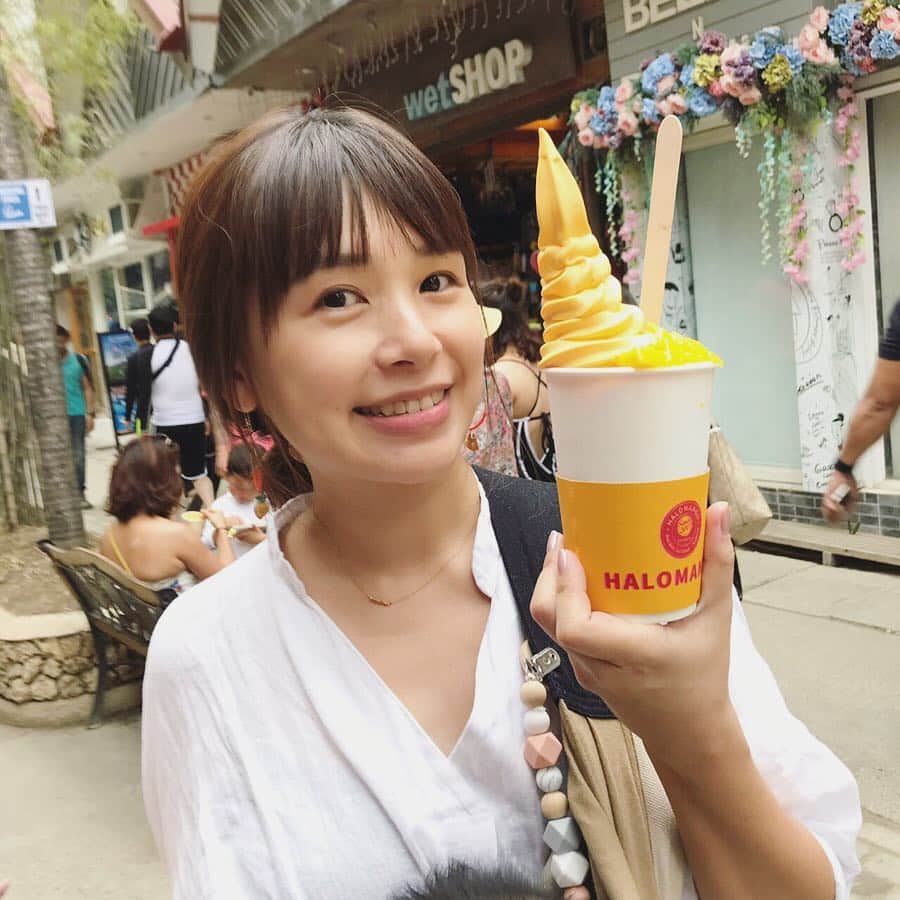 石井あみさんのインスタグラム写真 - (石井あみInstagram)「❂Boracay Island❂﻿ ﻿ ボラカイ島は急ピッチで開発が進んでいて、﻿ あっちもこっちも工事中🚧﻿ 道もまだ未完成で、ガタガタなところも多いです。﻿ ﻿ メインのモール、Dmallへはホテルからシャトルバスが出てます。(要予約！)﻿ タクシーはないので、それ以外は三輪のバイクタクシーみたいなやつやカートで。﻿ お値段は交渉。﻿ 観光地価格、だいたい200ペソくらいでした。﻿ ﻿ the観光地⛲️という感じのストリートは、﻿ 歩いているだけで楽しい！﻿ ﻿ 入り口入ってすぐにあるHALOMANGO🥭はマストで。﻿ さまーずリゾートでも見た気がします！﻿ ﻿ 人気No. 1のメニューは、﻿ 濃厚マンゴーソフトクリームと甘酸っぱいマンゴーの実かき氷、サクサクシリアルが美味。﻿ 家族で取り合いでした。﻿ ﻿ ﻿#boracay#philippines#cebu#セブ在住#ボラカイ島#halomango ﻿#セブ島留学#セブライフ」3月31日 22時33分 - ami_cebuyolo