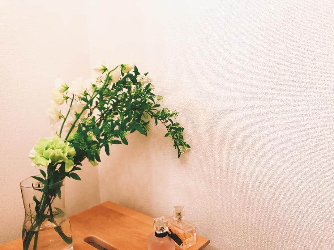 わちみなみのインスタグラム：「LINEBLOG更新しました☺﻿ ﻿ 写真は、久しぶりの﻿ #わちみどり です🌳﻿ ﻿ #コデマリ と #スイートピー #カーネーション﻿ 森感が漂います。﻿ ﻿ 透けてない花瓶欲しいな🙂🌸﻿ ﻿ #わちみなみ﻿ #instagram」