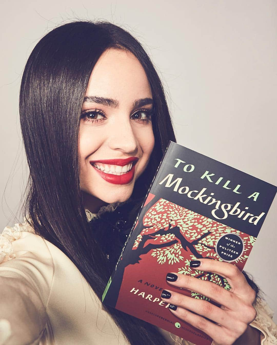 プリティ・リトル・ライアーズさんのインスタグラム写真 - (プリティ・リトル・ライアーズInstagram)「What a classic. Join @SofiaCarson + share a #shelfie with your fave book using #MagicOfStorytelling. For every post, @Disney & @ABCBeInspired will donate a new book to @FirstBookOrg (up to 1M books).‬」3月31日 22時28分 - prettylittleliars