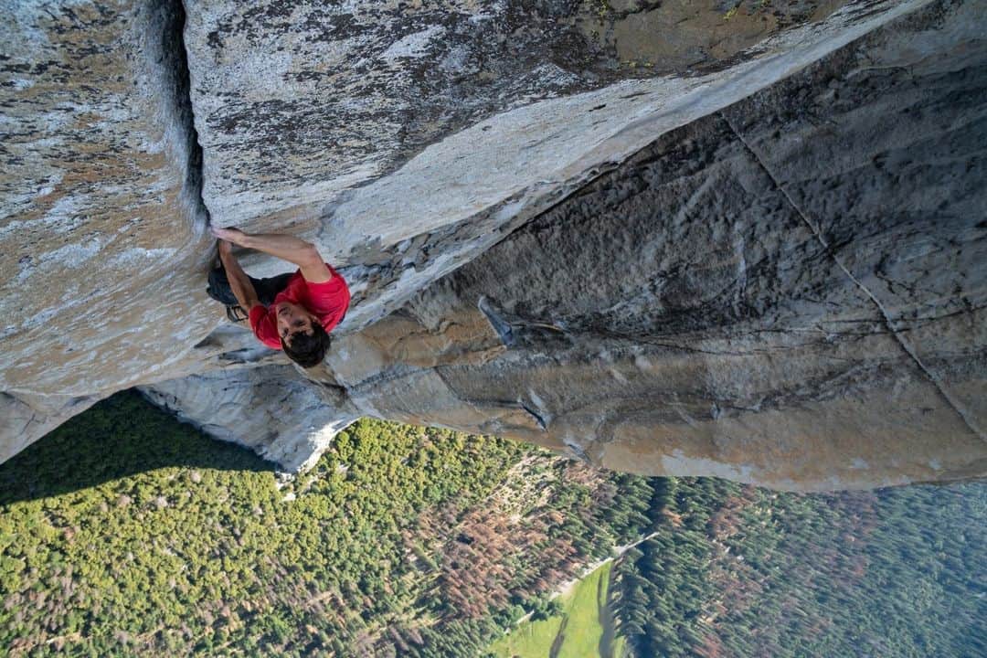 ルモンドさんのインスタグラム写真 - (ルモンドInstagram)「Pendant deux années, une équipe restreinte de cameramen et techniciens – tous alpinistes confirmés – a suivi les préparatifs d'Alex Honnold jusqu’à l’exploit : l'ascension, le 3 juin 2017, d’El Capitan, paroi de 915 mètres située dans le parc national de Yosemite en Californie en « free solo », c’est-à-dire l’alpinisme sans corde ni matériel. Une proximité qui permet, dans un premier temps, de mieux cerner la personnalité « minérale » de l’athlète, sans dévier de l’essentiel : le « free solo » est potentiellement mortel. « N’importe qui peut mourir n’importe quand. En solo intégral, c’est juste plus présent et plus immédiat. » Alex Honnold en a fait sa philosophie. - Photo : Jimmy Chin / National Geographic - #FreeSolo #Alpinisme」3月31日 22時28分 - lemondefr