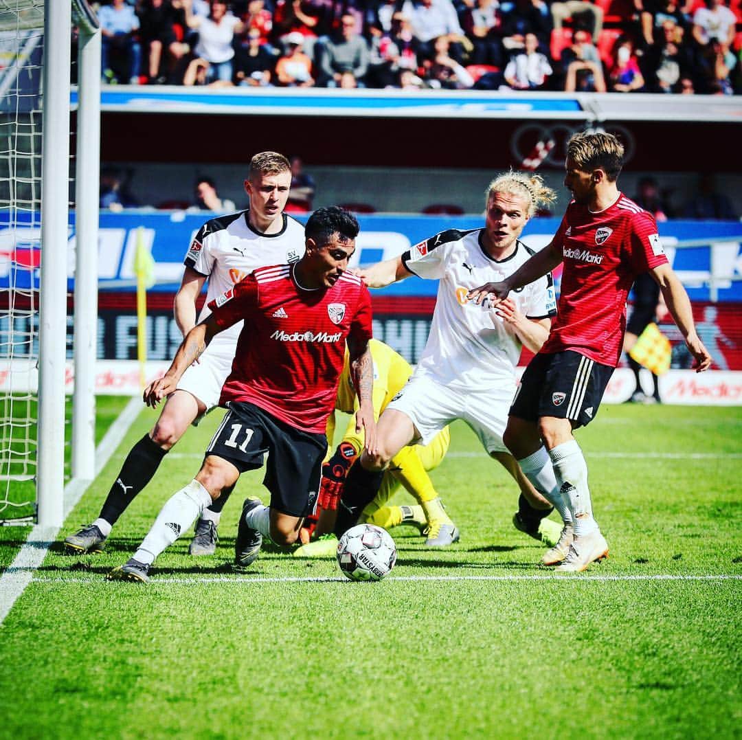 FCインゴルシュタット04さんのインスタグラム写真 - (FCインゴルシュタット04Instagram)「SCHLUSSPFIFF ‼️😐 Unsere #Schanzer verlieren gegen den @svs_1916 in letzter Sekunde mit 1:2. Danke an alle Schwarz-Roten im #AudiSportpark für die Unterstützung heute 🙌🖤❤️ #FCISVS #Schlusspfiff #Zamrückrunde」3月31日 22時28分 - dieschanzer