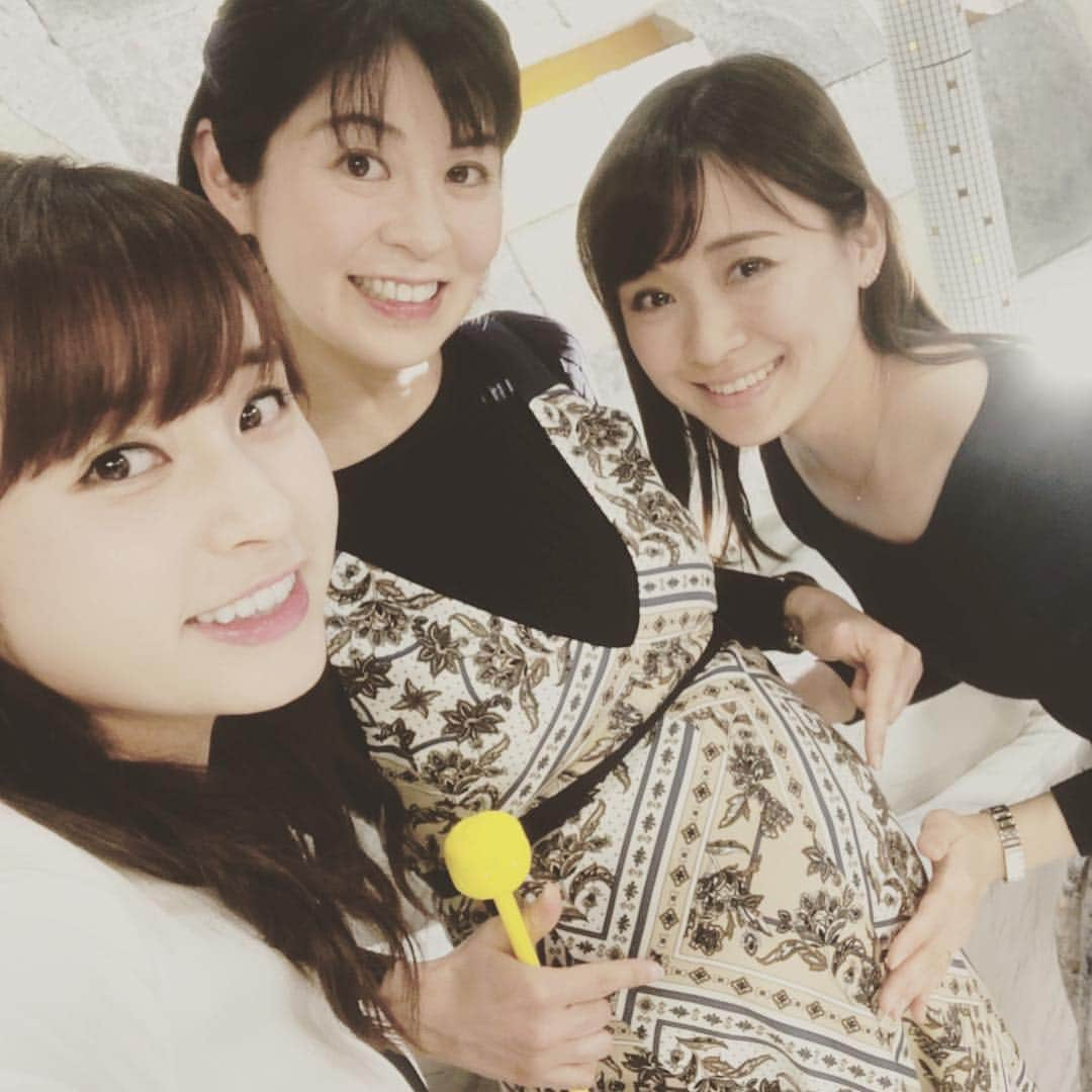 石榑亜紀子さんのインスタグラム写真 - (石榑亜紀子Instagram)「2年半お世話になったテレビ東京 きょうで産休前 本当に本当に 最後の出演となりました🌸  きょうで33週4日… お腹がとにかく重すぎて もうさすがに来週は無理👶💨💨 と思いながらなんとか 放送を終えました、笑。  大きなお腹で 赤ちゃんと一緒に出演でき とっても満足しています🤰👶 ここまでお腹の中で 元気でいてくれた赤ちゃんや 支えてくれた職場の皆さん そして家族に 感謝の気持ちでいっぱいです✨ ありがとうございました💐  放送後にきょうTXNニュースで 一緒だった#角谷暁子  #アナウンサー と #繁田美貴 アナウンサーと #記念撮影  美女に囲まれて 胎動が激しかったです💨💨 息切れするから落ちついてー👶💨 とても親切にしてくださった 皆さんの放送、 楽しく見させていただき これからも応援しています🌸  #テレビ東京 #テレ東 #アナウンサー #instagood #beautiful #happy #onepiece なんと繁田ちゃんの私服とやはりオソロのワンピース！#マイストラーダ うれしい😆 #mystrada @mystrada_official  #TXNニュース #卒業 最後まで #ありがとうございました #🌸 #記念写真 #マタニティ #マタニティコーデ #ワンピース しか入らない #妊娠9ヶ月 #33週 #重い #走る気象予報士 #アスリートフードマイスター2級 #ランニング女子 前からだと分かりにくいけど横向いたら #お腹ぽっこり あしたから #産休 さっそく帰省準備です💨」3月31日 22時29分 - guregure_46