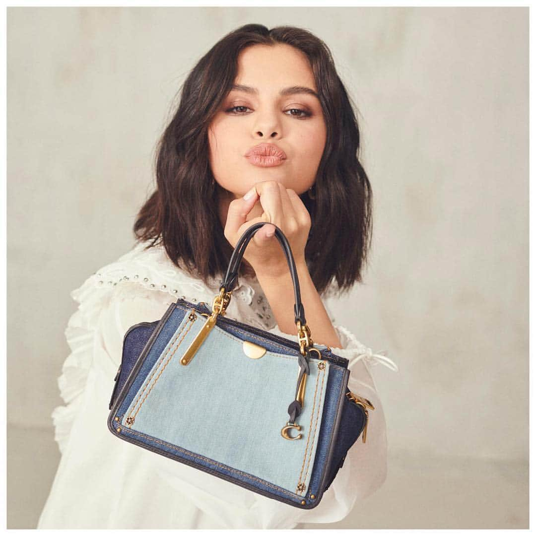 コーチさんのインスタグラム写真 - (コーチInstagram)「Blue Jean Baby. 💙 #SelenaGomez #CoachNY」3月31日 22時35分 - coach