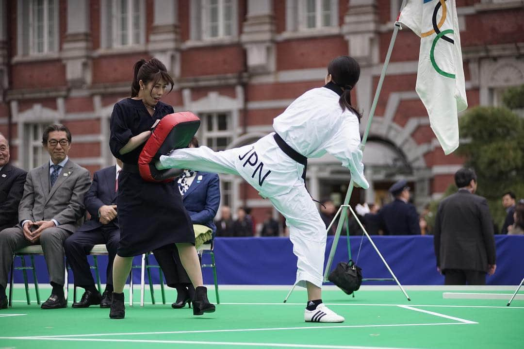 The Japan Timesさんのインスタグラム写真 - (The Japan TimesInstagram)「The Tokyo 2020 Olympic Flag and Paralympic Flag Tour began October 2016 and, over a three-year period, they were taken through Japan's 47 prefectures ahead of the Summer Games.  On Saturday, they arrived at Tokyo Station for a special event that featured the pop group Tokio, who are special ambassadors to promote the 2020 Games, passing the flags to Tokyo Gov. Yuriko Koike. "The flags made it to the goal, but we start here,” Koike said. We need to keep creating momentum for the events and devote ourselves to preparation." Additionally, demonstrations of taekwando, which has been an Olympics sport since 2000, were given and included an appearance by Olympic freestyle wrestling medalist Saori Yoshida.  On the same day, at the Tokyo Stock Exchange, a BMX demo event promoted the cycle sport. The BMX freestyle competition will be making its Olympic debut at the 2020 Summer Games. (📷: Ryusei Takahashi @ryuseitakahashi217) . . . . . #2020olympics #olympics #TokyoOlympics #taekwando #bmx #yurikokoike #saoriyoshida #sports」3月31日 22時43分 - thejapantimes