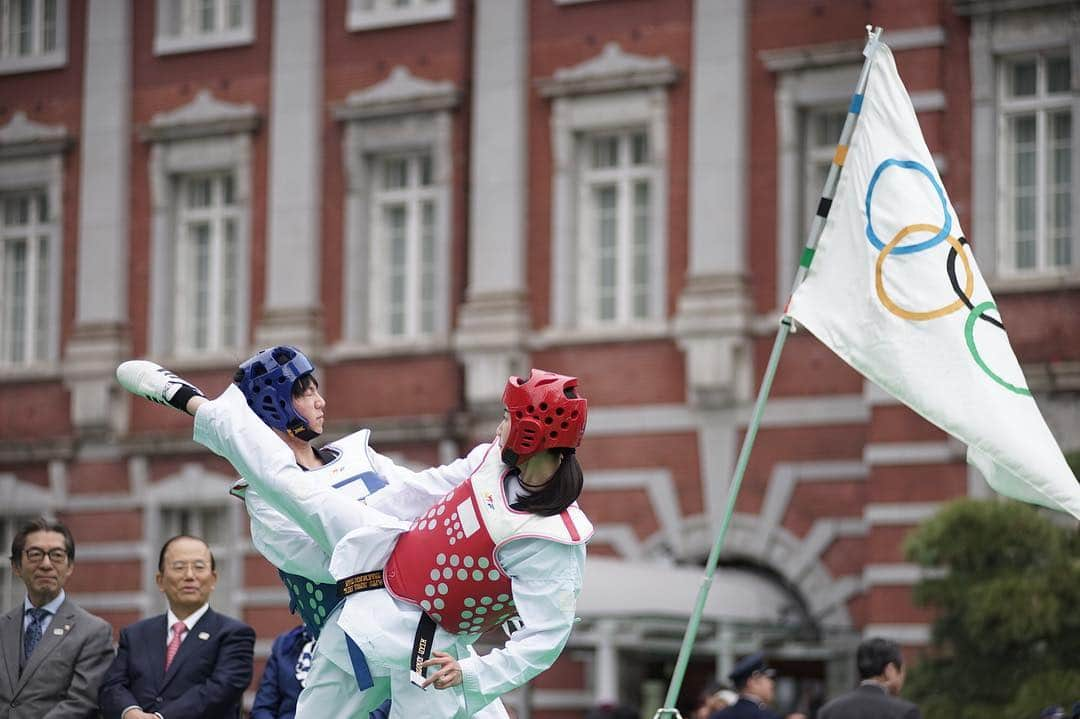 The Japan Timesさんのインスタグラム写真 - (The Japan TimesInstagram)「The Tokyo 2020 Olympic Flag and Paralympic Flag Tour began October 2016 and, over a three-year period, they were taken through Japan's 47 prefectures ahead of the Summer Games.  On Saturday, they arrived at Tokyo Station for a special event that featured the pop group Tokio, who are special ambassadors to promote the 2020 Games, passing the flags to Tokyo Gov. Yuriko Koike. "The flags made it to the goal, but we start here,” Koike said. We need to keep creating momentum for the events and devote ourselves to preparation." Additionally, demonstrations of taekwando, which has been an Olympics sport since 2000, were given and included an appearance by Olympic freestyle wrestling medalist Saori Yoshida.  On the same day, at the Tokyo Stock Exchange, a BMX demo event promoted the cycle sport. The BMX freestyle competition will be making its Olympic debut at the 2020 Summer Games. (📷: Ryusei Takahashi @ryuseitakahashi217) . . . . . #2020olympics #olympics #TokyoOlympics #taekwando #bmx #yurikokoike #saoriyoshida #sports」3月31日 22時43分 - thejapantimes