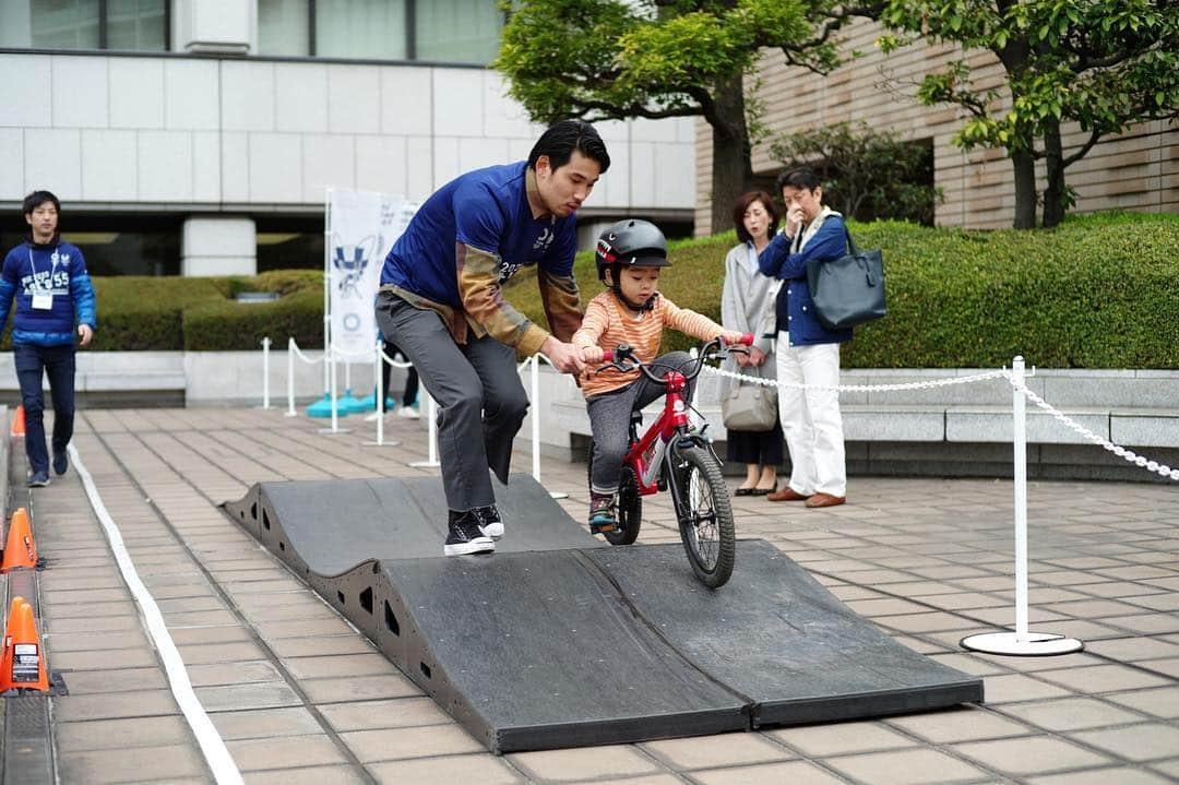 The Japan Timesさんのインスタグラム写真 - (The Japan TimesInstagram)「The Tokyo 2020 Olympic Flag and Paralympic Flag Tour began October 2016 and, over a three-year period, they were taken through Japan's 47 prefectures ahead of the Summer Games.  On Saturday, they arrived at Tokyo Station for a special event that featured the pop group Tokio, who are special ambassadors to promote the 2020 Games, passing the flags to Tokyo Gov. Yuriko Koike. "The flags made it to the goal, but we start here,” Koike said. We need to keep creating momentum for the events and devote ourselves to preparation." Additionally, demonstrations of taekwando, which has been an Olympics sport since 2000, were given and included an appearance by Olympic freestyle wrestling medalist Saori Yoshida.  On the same day, at the Tokyo Stock Exchange, a BMX demo event promoted the cycle sport. The BMX freestyle competition will be making its Olympic debut at the 2020 Summer Games. (📷: Ryusei Takahashi @ryuseitakahashi217) . . . . . #2020olympics #olympics #TokyoOlympics #taekwando #bmx #yurikokoike #saoriyoshida #sports」3月31日 22時43分 - thejapantimes