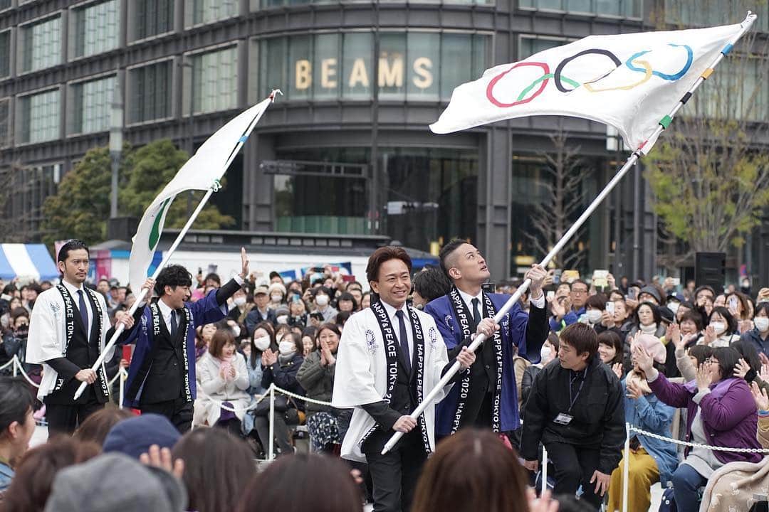 The Japan Timesさんのインスタグラム写真 - (The Japan TimesInstagram)「The Tokyo 2020 Olympic Flag and Paralympic Flag Tour began October 2016 and, over a three-year period, they were taken through Japan's 47 prefectures ahead of the Summer Games.  On Saturday, they arrived at Tokyo Station for a special event that featured the pop group Tokio, who are special ambassadors to promote the 2020 Games, passing the flags to Tokyo Gov. Yuriko Koike. "The flags made it to the goal, but we start here,” Koike said. We need to keep creating momentum for the events and devote ourselves to preparation." Additionally, demonstrations of taekwando, which has been an Olympics sport since 2000, were given and included an appearance by Olympic freestyle wrestling medalist Saori Yoshida.  On the same day, at the Tokyo Stock Exchange, a BMX demo event promoted the cycle sport. The BMX freestyle competition will be making its Olympic debut at the 2020 Summer Games. (📷: Ryusei Takahashi @ryuseitakahashi217) . . . . . #2020olympics #olympics #TokyoOlympics #taekwando #bmx #yurikokoike #saoriyoshida #sports」3月31日 22時43分 - thejapantimes