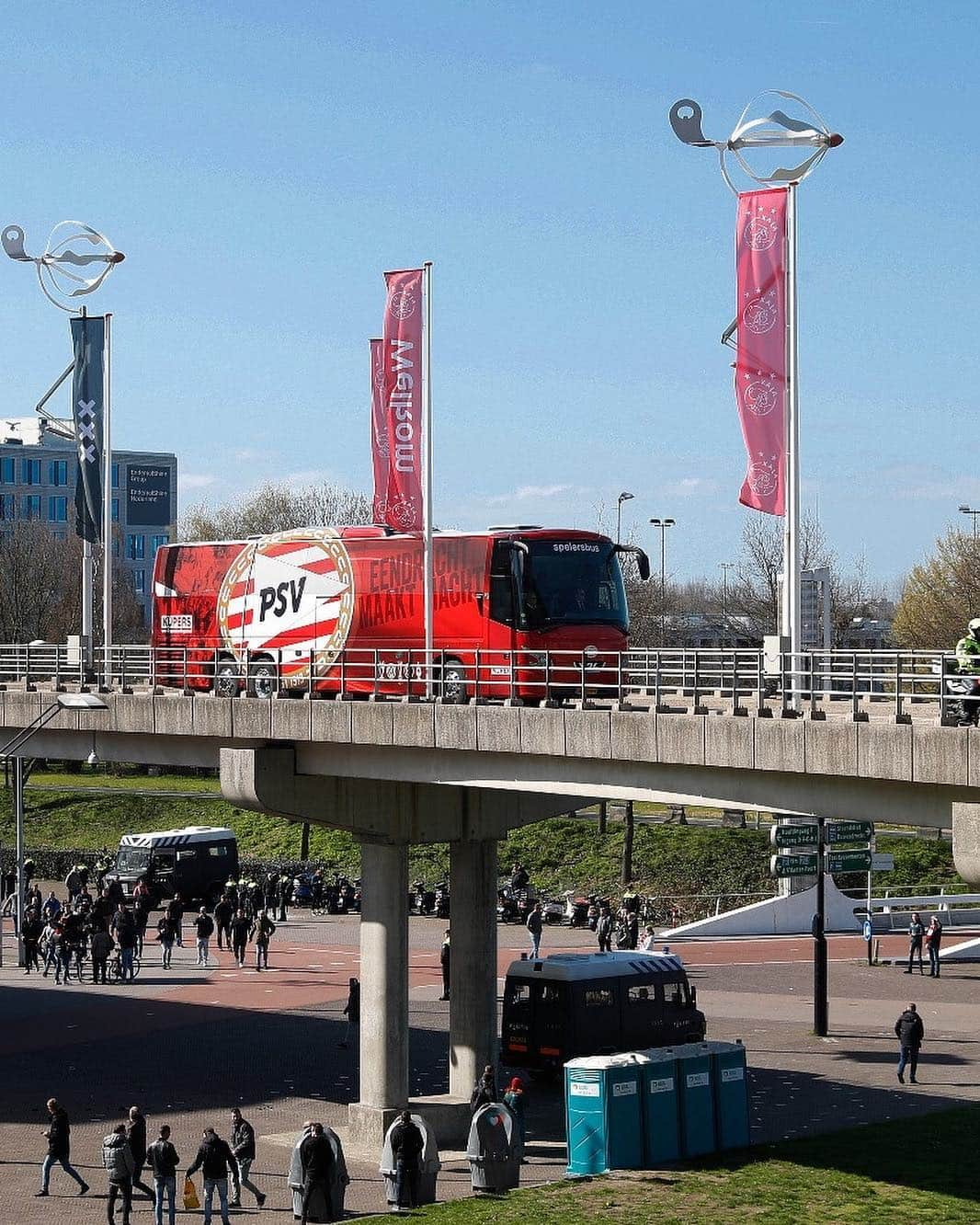 PSVアイントホーフェンさんのインスタグラム写真 - (PSVアイントホーフェンInstagram)「Our boys are in Amsterdam! 🏟 #AJAPSV」3月31日 22時37分 - psv