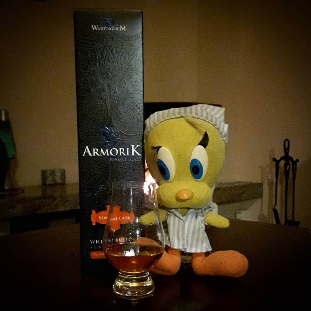 Little Yellow Birdさんのインスタグラム写真 - (Little Yellow BirdInstagram)「Mentally preparing for a new week...what better way than with whisky!! Not my favourite, but still very tasty, this French specimen... #littleyellowbird #tweety #tweetykweelapis #adventures #yellow #bird #whisky #dram #armorik #drinks #singlemalt #weekend #sunday #french #stuffedanimalsofinstagram #plushiesofinstagram」3月31日 22時39分 - tweetykweelapis