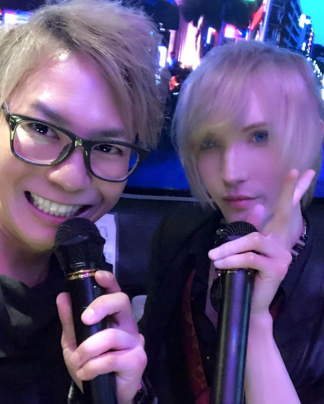 MCしんごさんのインスタグラム写真 - (MCしんごInstagram)「YOHIO @yohio  と一緒にMODIS新宿 @modis_shinjuku にて打ち上げ✨ てかYOHIO顔がちっさすぎる💧 僕が異常にでかく見える(；A；)‪w  店内はオシャレすぎるし✨ そしてYOHIOにこの空間が似合いすぎる✨ 美味しいフードにドリンクに、YOHIOの歌声に…文句なしっす❤  特別な仲間と、特別な時間過ごしたい時にはMODIS新宿はピッタリ!! 非日常な空間で最高な演出わやしてみるのはいかが?! 【MODIS新宿】 東京都新宿区1-3-16  パセラリゾーツ新宿本店B1 0120-706-734 https://www.modis-premium.jp/shinjuku/  #MODIS #パセラ #カラオケ #新宿 #歌舞伎町 #VIP #shinjuku #yohio #artist #live #music #food #restaurant #bar #premium #sweden #yohio  #MCしんご  #オリラジ #オリエンタルラジオ  #モノマネ #ものまね #entertainer #comedian #television #radio  #お笑い  #芸人  #party」3月31日 22時39分 - mc_shingo