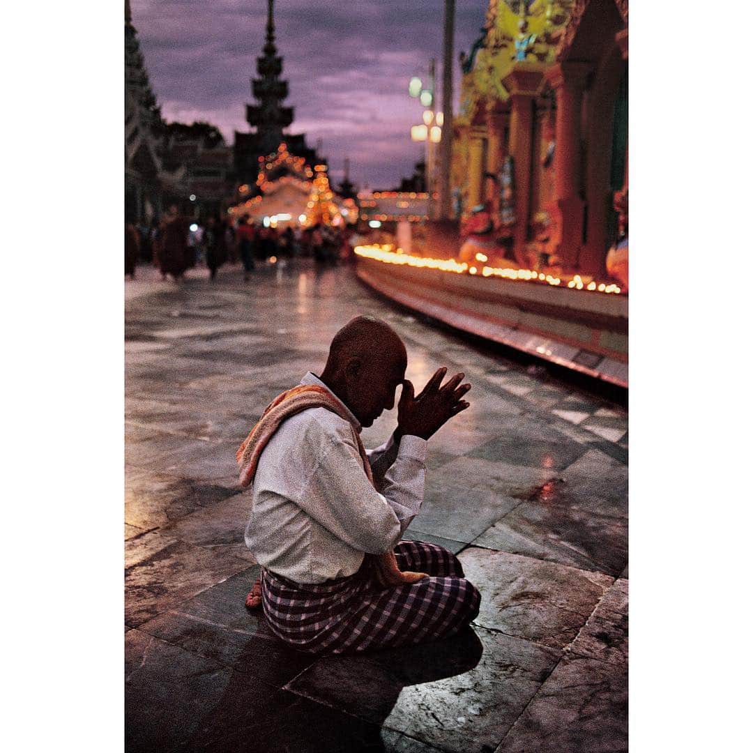 スティーブ・マカリーさんのインスタグラム写真 - (スティーブ・マカリーInstagram)「“Faith is taking the first step even when you don't see the whole staircase." - Martin Luther King, Jr. ."Rivers, ponds, lakes and streams -- they all have different names, but they all contain water. Just as religions do - they all contain truths." - Muhammad Ali .  1st image: Man offers prayers at Shwedagon Pagoda in #Yangon, #Myanmar, 1994. 2nd image: A Hindu priest conducts an Aarti in #Karnataka, #India, 2014.  3rd image: Preacher prays with prison inmates. #Lakeland, #Florida, 1987.  4th image: Zen practitioners at the Zen Mountain Monastery in #Woodstock, #NY, 2005.  5th image: Friday prayers during monsoon rains. Bandra Train Station, #Mumbai, #India, 1993.」3月31日 22時40分 - stevemccurryofficial
