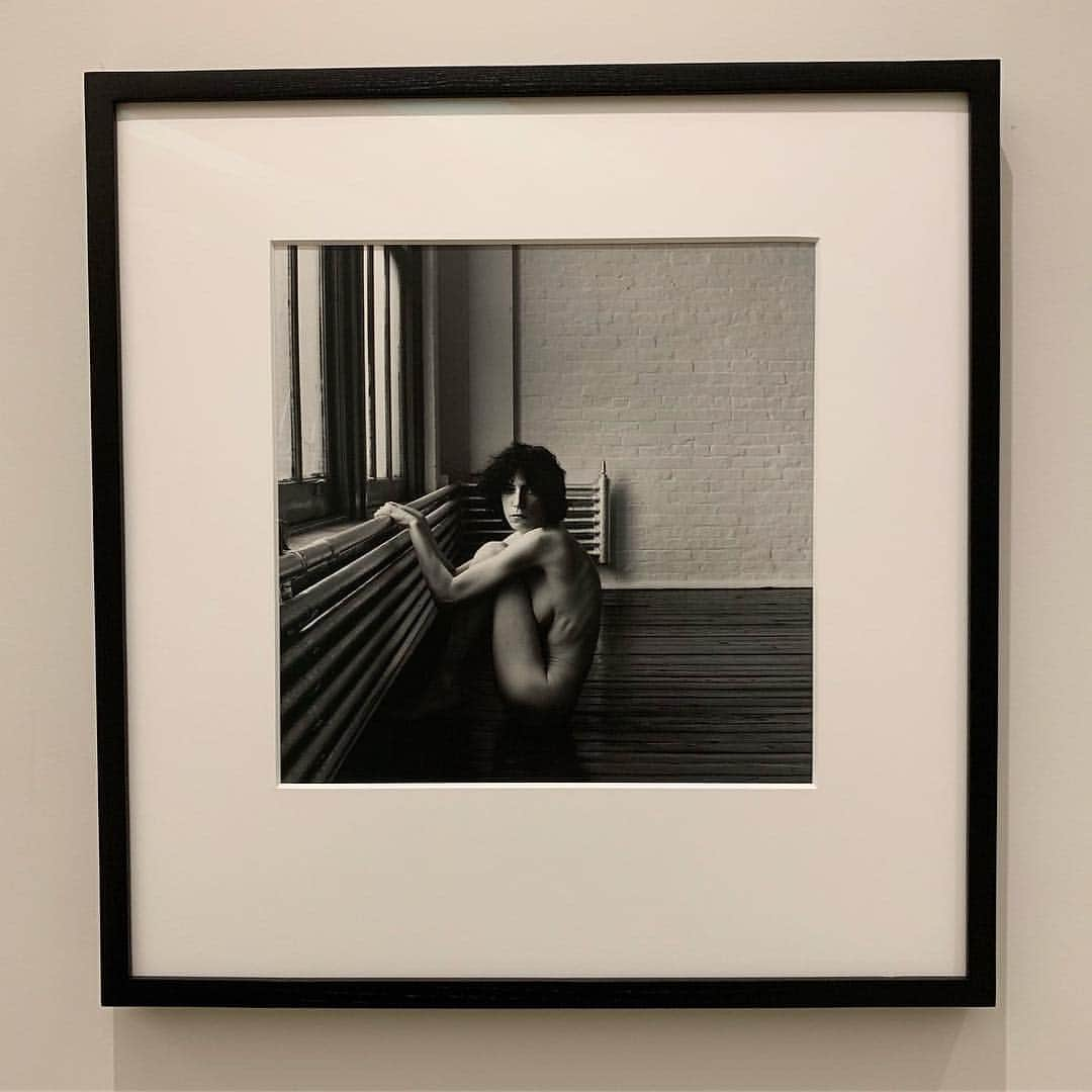 大塚良子さんのインスタグラム写真 - (大塚良子Instagram)「そして目的の﻿ ROBERT MAPPLETHORPE ﻿ 「Implicit Tensions: Mapplethorpe Now」﻿ 〝it's just the way i see things. ﻿ Whether I see a body or flower, it's my eye〟﻿ -Mapplethorpe﻿ ﻿ 代表的な作品の中でもセルフポートレートや影響を多大に受けた人物のポートレート、花、など充実のラインナップ。圧倒的美意識と見るたび感動するプリントの美しさ、全てモノクロだった今回の回顧展、メイプルソープを一通り楽しめる展示でした。 #私の写真備忘録 ﻿ #ROBERTMAPPLETHORPE  #blackandwhite #nyc #photography #art」3月31日 22時40分 - ryokokonami