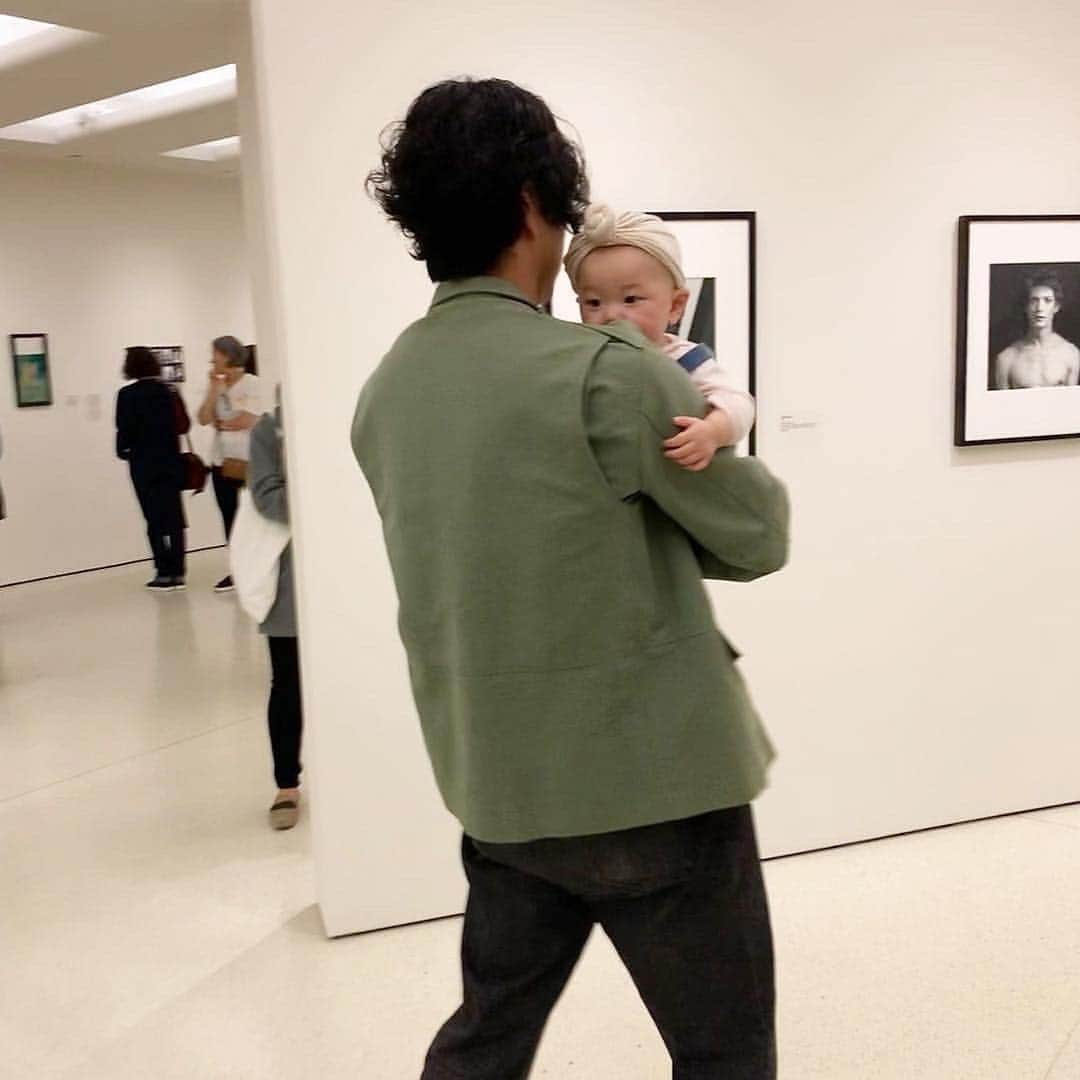 大塚良子さんのインスタグラム写真 - (大塚良子Instagram)「そして目的の﻿ ROBERT MAPPLETHORPE ﻿ 「Implicit Tensions: Mapplethorpe Now」﻿ 〝it's just the way i see things. ﻿ Whether I see a body or flower, it's my eye〟﻿ -Mapplethorpe﻿ ﻿ 代表的な作品の中でもセルフポートレートや影響を多大に受けた人物のポートレート、花、など充実のラインナップ。圧倒的美意識と見るたび感動するプリントの美しさ、全てモノクロだった今回の回顧展、メイプルソープを一通り楽しめる展示でした。 #私の写真備忘録 ﻿ #ROBERTMAPPLETHORPE  #blackandwhite #nyc #photography #art」3月31日 22時40分 - ryokokonami