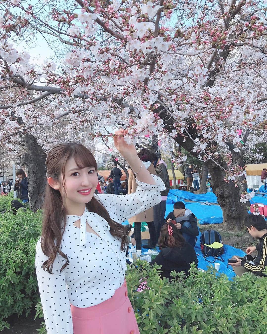 のインスタグラム：「♡ . お花見してきました🌸🍡✨ . 数日でこんなに咲くんだってくらい 前回よりも咲いててびっくり😳❤️ とっても綺麗でした☺️💓💓 . あやね🧡ゆめふぃ💛と わいわい楽しかった😊💕💕 去年も一緒に行ったな〜👒🌼💕💕 . . #さわーコーデ 👗💝 clothes♡ #apuweiserriche . . #sakura #cherryblossom #tsurumapark #ootd #coordinate #fashion #instafashion #haiarrange #hairstyle #hair #instagood #instagramjapan #japanesegirl #お花見 #花見 #鶴舞公園 #私服 #ヘアアレンジ #ヘア #ハーフアップ」