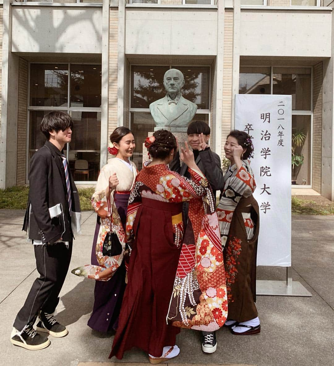 栗山遥さんのインスタグラム写真 - (栗山遥Instagram)「先日、 4年間通った大好きな大学を卒業しました🎓✨ 最高に有意義で、 キラキラした時間を過ごせたな。 ここで過ごした時間、出会った人、 学んだことは、一生の宝物です。 ﻿ ここまで育ててくれた両親へ、 心から感謝しています❤︎ さぁ、、、 ここからまた新しいスタートだ🌎❤️ 自分の人生を、自分の足で精一杯歩んでいくぞ❤️ #大学卒業#みんなありがとう❤️」3月31日 22時44分 - harukakuriyama