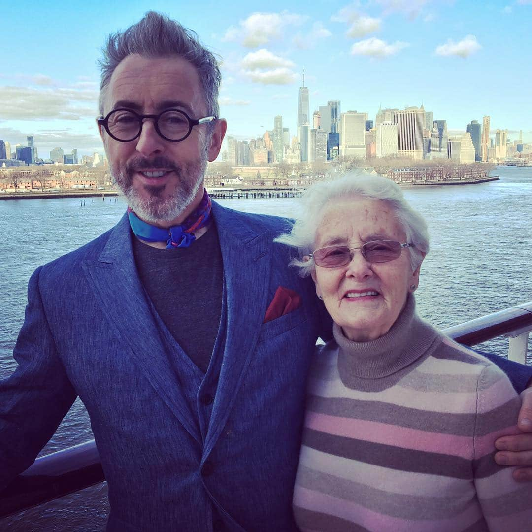 アラン・カミングさんのインスタグラム写真 - (アラン・カミングInstagram)「Happy Mother’s Day to my amazing mum, Mary Darling!」3月31日 22時46分 - alancummingreally