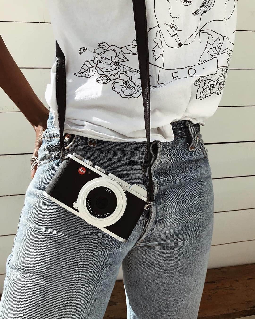 のインスタグラム：「With Spring on its way our mind wanders to all the adventures waiting for us this year! Check out the perfect travel companion the Leica CL via the bio link.  Photo: @natashandlovu  #LeicaCamera #Leica #🔴📷 #Leicagram #LeicaCL #TheLeicaLook #DreamBigPackSmall #compactcamera #TravelPhotography #LeicaPorn #CameraPorn #ShootLeicaPro @leicaUK」