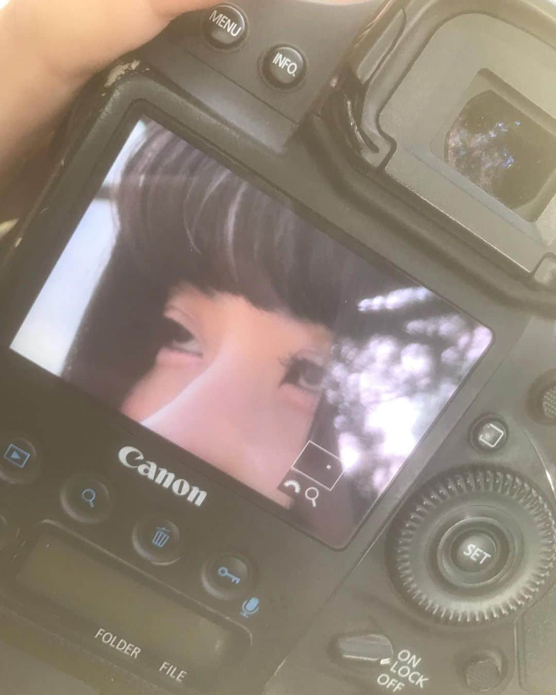 東雲れいかさんのインスタグラム写真 - (東雲れいかInstagram)「. 撮影のNGの撮れ高が高すぎる。 すいません🙇‍♀️ データがたのしみだな . . 撮ってる最中も話してる最中も勉強になる話しを笑ってしてくれる方です。先日、2年ぶりにお会いできました。 (麒麟さんは、めちゃくちゃすごい人です。語彙力が不足。本当にありがとうございました🙇‍♀️) . . . . . . . . . #eyes #japanesegirl #japaneseeye #Japanese #camera  #目が死んでる #死んだ魚の目」3月31日 22時54分 - raychel.6