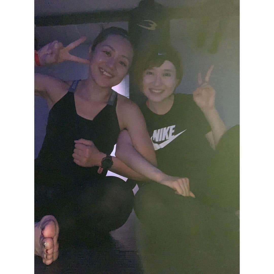 長谷川朋加さんのインスタグラム写真 - (長谷川朋加Instagram)「＊ 【 大好きなアチャ 】 ＊ 3月29日はラストジムでした！ 2週間ぶりなのに3コマ🥊🥊笑 ボクシング→ボクシング→ ファイト＆パワーで追い込み！ ＊ 取材でお世話になってから通い始めたアチャ。 そのおかげでまた輪が広がって 徳島での生活が更に豊かになりました。 ＊ 私のボディを作ってくれたのは間違いなくアチャ！笑 通いに通った1年ちょっと！ ＊ アチャに通っているメンバーさん達は みんな明るくて前向きでアクティブ。 ここに来ると沢山の太陽があって いつも照らして貰っていました。 陽の光を浴びると更に元気になれる！ ＊ プラスのエネルギーしかない空間なので 本当に楽しくて…生き甲斐でした。笑 ＊ ラストアチャのこの日は 仲良くしてくれたみなさんが 予約をしてわざわざ来てくれて、 一緒にレッスンを受けて… 体育の授業のような青春の1ページを 思い出しました。 (ともか祭り第二弾。笑) みんなでわいわいするのが 何よりのリフレッシュでした。 ＊ そして先日は ともか祭り第一弾として送別会も 開いていただき…嬉しかった！ 穴空きタイツのことを再三書いていたから、 新しいタイツをプレゼントしてもらい、 これまた嬉しかったー！笑笑 ＊ 私の徳島生活を彩ってくれた みなさんには感謝しかないです。 こんなに盛大に送り出してもらって幸せ者すぎる。 ＊ 送り出してもらっといてなんですが… またすぐ行きますからね😍笑 ＊ 明日から4月！ランも再開してトレーニングもして しっかり痩せていきます。笑 新生活が始まる方も多いと思います。 新年度も楽しく全力疾走で🥺 ＊ 徳島の思い出まだまだ更新します！ ＊ #やりたい事は全部やる #全力前向き前のめり #走るの大好き #running #instarunner #runhappy #runninggirl #ランニング #ジョギング #マラソン #トレーニング #筋トレ #筋トレ女子 #体幹 #ワークアウト #ボクシング #ランナー #徳島 #アナウンサー #卒業 #送別会 #ともか祭り」3月31日 22時57分 - hasegawatomoka