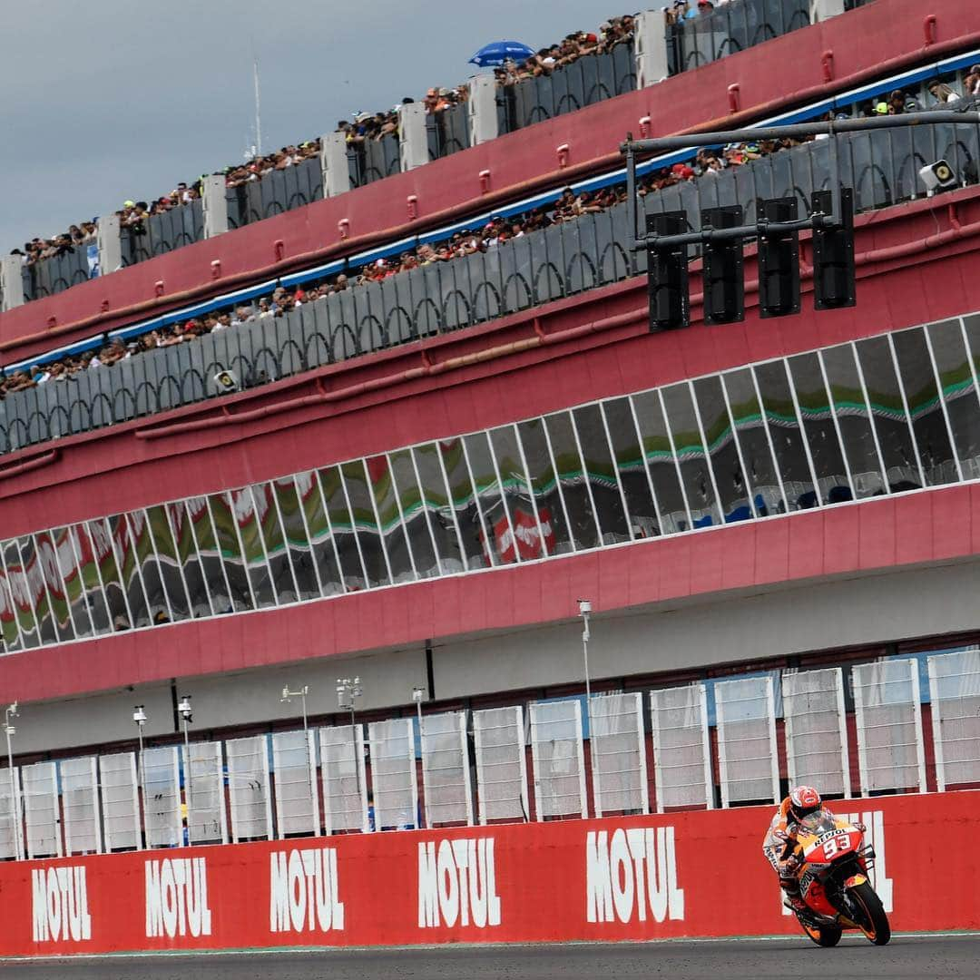 MotoGPさんのインスタグラム写真 - (MotoGPInstagram)「The most exclusive spot to watch #MotoGP 👀 // You won't find a better way to enjoy a GP weekend than the #MotoGPVIPVillage 🤩  #VIP #ThePlaceToBe #VIPExperience #ArgentinaGP #BestViews #PaddockLife #VIPPass #VIPVillage」3月31日 23時09分 - motogp