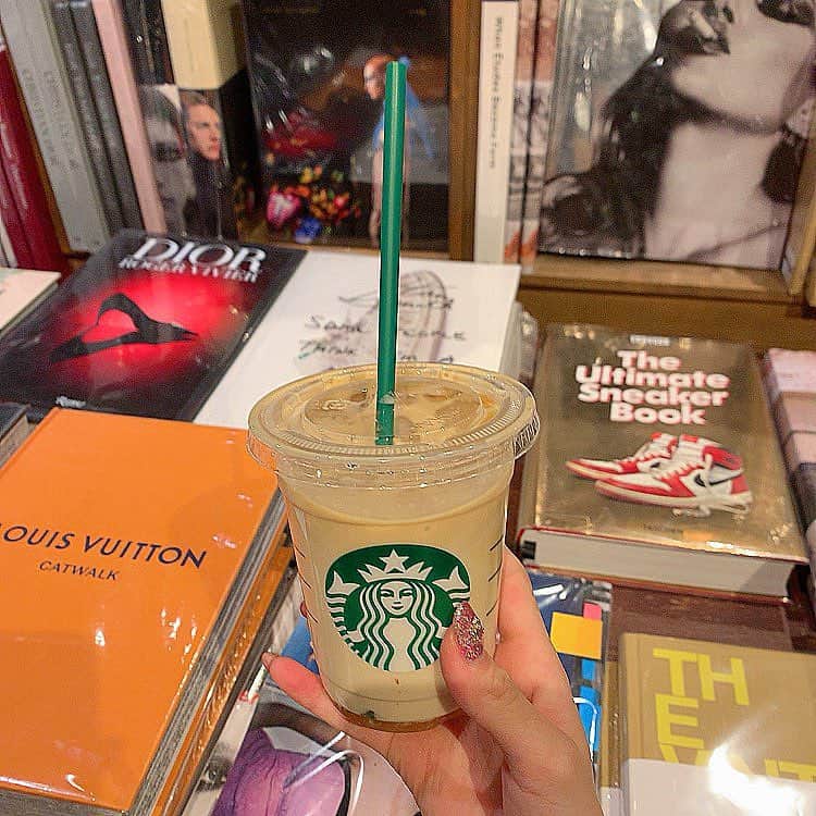 のインスタグラム：「今日も夜cafeしてるなう🖤﻿ ﻿ 日々ここ。もはやhome🥺 因みにキャラメルしかのまない❤︎﻿ ソース多めね☺︎﻿ ﻿ .﻿ ﻿ .﻿ ﻿ あ〜なんでこんなに周りは﻿ ステキな人しかいないんだろ、﻿ 日々にやけちゃう、﻿ ん〜しあわせすぎるや😢﻿ ﻿ ﻿ ﻿ #follwme #fashion #followhim #follow4follow #instaday #instalike #instadaily #instacute #love #redhair #followme  #code  #fashion  #followforfollow ﻿﻿﻿﻿#맞팔 #선팔 #소통  #맞팔해요 #소통해요#f4f #l4l #instagood #followme ﻿﻿﻿﻿﻿ #followforfollowback#follow4followback﻿﻿﻿﻿﻿﻿ ﻿﻿﻿﻿﻿﻿ ﻿」