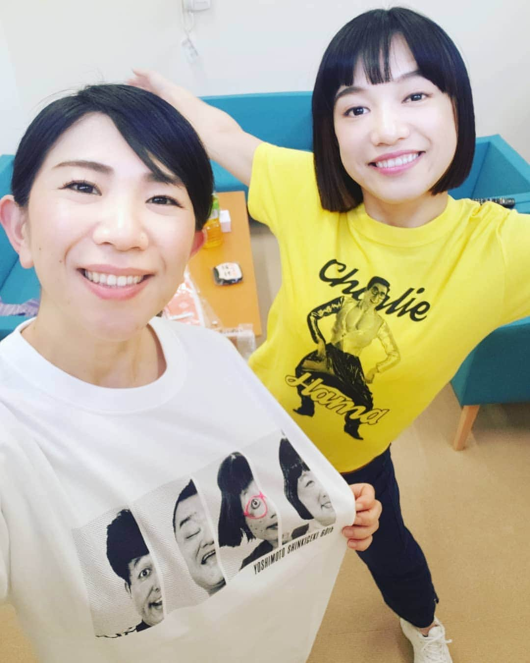 服部ひで子さんのインスタグラム写真 - (服部ひで子Instagram)「👑吉本新喜劇ワールドツアー👑  小籔座長&川畑座長班。  ツアー２ヵ所目 【愛知】名古屋市公会堂  ありがとうございましたm(_ _)m！！ ツアーグッズには、 こんな可愛いTシャツもあるんですよ(*^^*)⭐ 早苗姉さんが、めちゃくちゃオシャレに着こなしていました！！！ ちなみに、早苗姉さんが着用しているのは、 ・チャーリー浜師匠(黄 160サイズ) ・めだか師匠(白 Mサイズ)です。  私が着ているのは、 ４座長Tシャツ！  すち子さんのメガネのピンクが、アクセントで可愛いです🤓👯 皆様も、是非ツアー会場でゲットしてみてください( ≧∀≦)ノ  小籔座長&川畑座長班、 次回は、4/20【沖縄】沖縄市民会館です！ お待ちしております(*^^*) #よしもと新喜劇 #吉本新喜劇 #新喜劇 #吉本新喜劇ワールドツアー #名古屋市公会堂 #金原早苗 姉さん #服部ひで子」3月31日 23時03分 - hideko_hattori