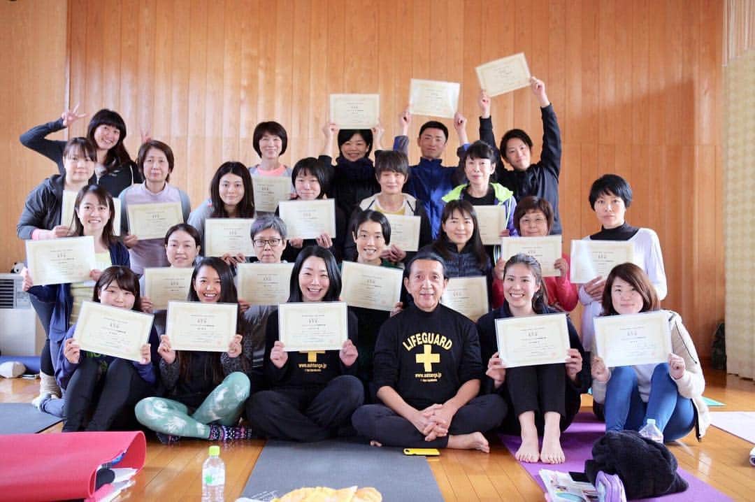 Ken Harakumaさんのインスタグラム写真 - (Ken HarakumaInstagram)「山形県米沢でのヨガイベント大変盛り上がりました！ ご参加いただいた皆さん、運営のせつ子ちゃん、yogaLIVE配信チーム代表かん太郎さん、ヘルシーフードライスグラノーラを提供していただいた(株)むらせの清水さま、ありがとうございました！ @international_yoga_center  #アシュタンガ #瞑想ヨガ #yoga #ケンハラクマ #米沢  初のかんたんストレッチヨガ指導者養成講座(10時間)も無事滞りなく開講出来ました。 ＊益々充実してきたYogaLIVEプロジェクト！ケンハラクマ×Yoga Share、次は鹿児島ライブ！ 日本国内外どこでもご参加いただけます。参加申込はこちらから→http://yogashare.info」3月31日 23時03分 - kenharakuma