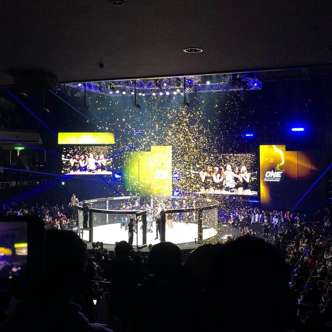 丸山ゴンザレスのインスタグラム：「‪ONE CHAMPIONSHIP 日本大会はすごい盛り上がり。アジア感が格闘技に溶け込んでた感じでした。青木選手をはじめとして日本人選手の頑張りも最高だったし、佐藤ルミナさんにも会えたし！あとション・ジンナン選手はメインで見たいですね。‬ ‪#onechampionship #AbemaTV‬」