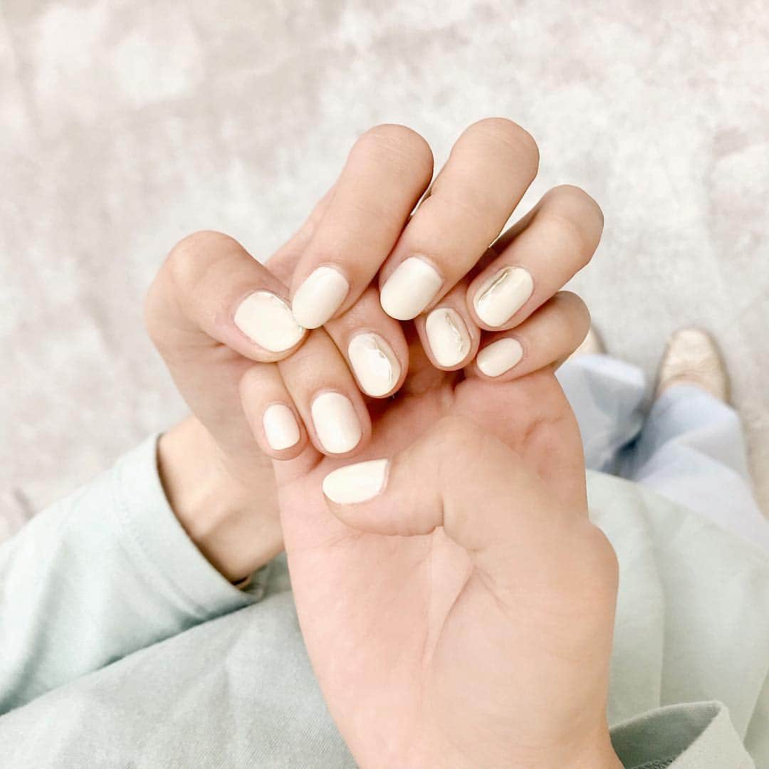 mina hinokuchiのインスタグラム：「. 最近変えたネイル💅 ホワイトのワンカラーにしよう思ったけど やっぱり何か付け足したくなって、シルバーをアクセントで入れてもらいました♡ つるつるで可愛い❣️ あかりさん、ありがとうございました☺️✨✨ . #mina_ネイル #ネイル #ネイルデザイン #ワンカラー#mery #rili_tokyo #sucle #isutapic #patra #petrel_jp #velle_j」