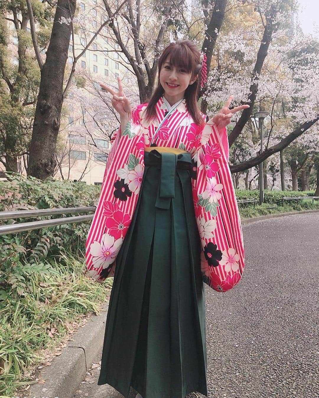 折原みかさんのインスタグラム写真 - (折原みかInstagram)「卒業しました♫ 、、、。なんてね #袴 #卒業袴 #撮影会 #桜撮影会 #和服 #着物 #着付 #ハイカラさん #グラデーション袴 #ハーフアップ #ヘアアレンジ #髪飾り #ダブルピース #撮影会モデル #model #新宿中央公園 #春 #桜 #8分咲き #ハカマ #キモノ #和装 #伊達襟」3月31日 23時10分 - mikaorihara
