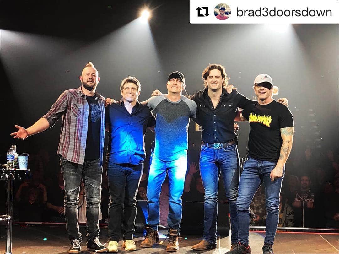 3 Doors Downのインスタグラム：「Well that was fun! Last acoustic show for a while........there could be more!🤔#Repost @brad3doorsdown」