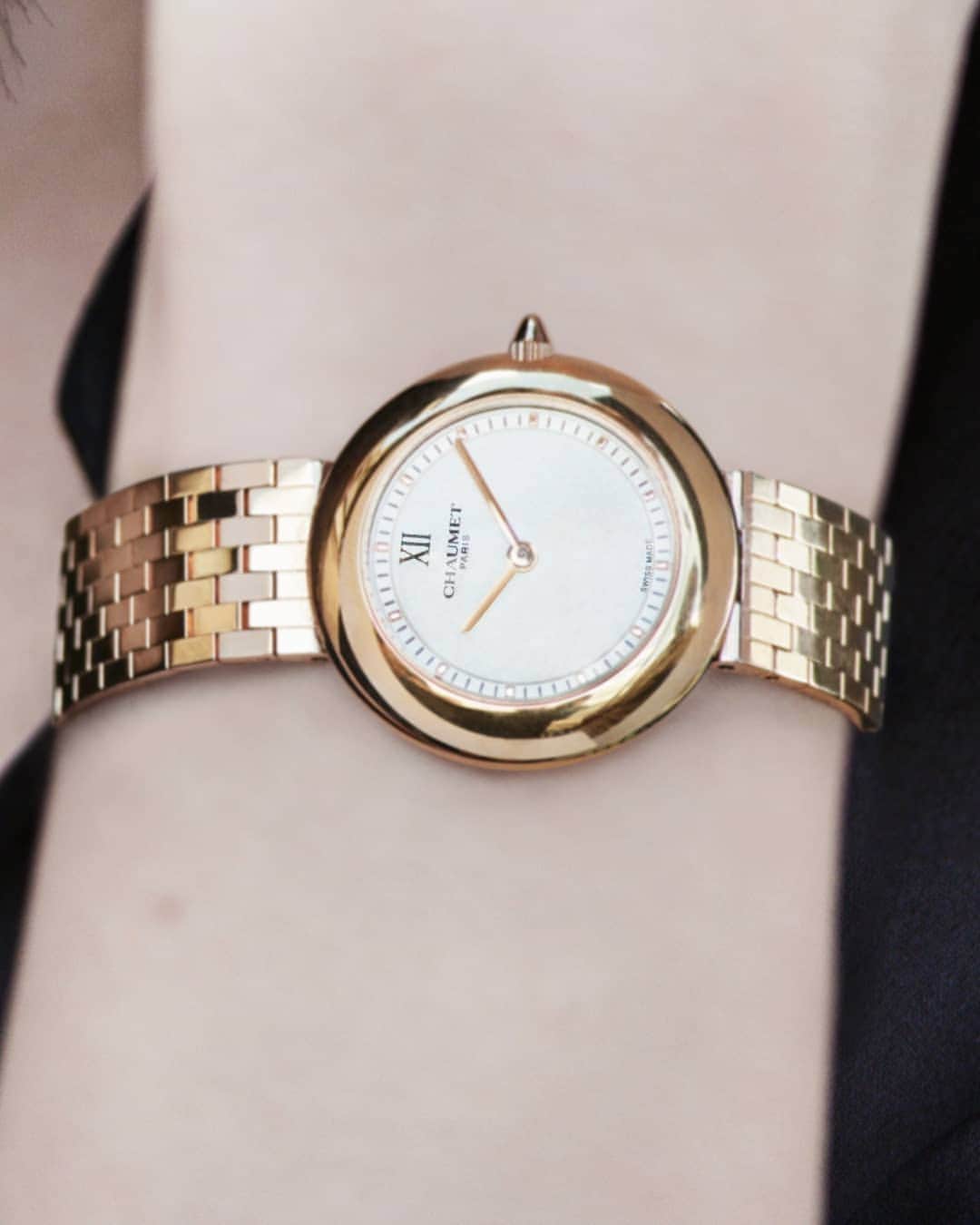 Chaumetさんのインスタグラム写真 - (ChaumetInstagram)「The Boléro watch, for women who choose distinction. Worn elegantly here by the talented concert pianist and friend of the Maison @alicesaraott_official, its round face extends into a gold mesh bracelet, fitting almost like a second skin. #Chaumet #GraceandCharacter #ChaumetBolero #ChaumetWatches」3月31日 23時10分 - chaumetofficial
