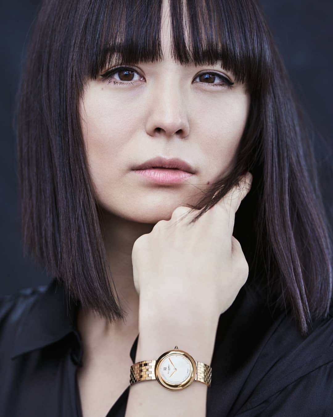 Chaumetさんのインスタグラム写真 - (ChaumetInstagram)「The Boléro watch, for women who choose distinction. Worn elegantly here by the talented concert pianist and friend of the Maison @alicesaraott_official, its round face extends into a gold mesh bracelet, fitting almost like a second skin. #Chaumet #GraceandCharacter #ChaumetBolero #ChaumetWatches」3月31日 23時10分 - chaumetofficial