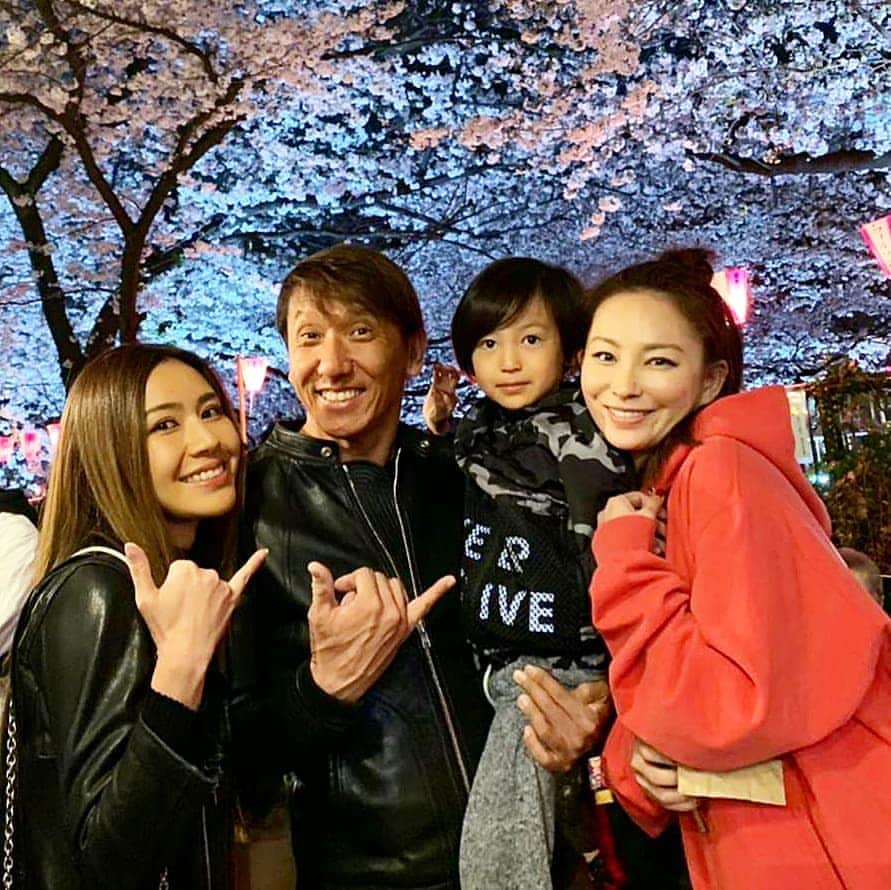 真山景子のインスタグラム：「大好きな人達が中目黒に来てくれた‼️😊 ありがとうございました✨👏 #地元のおにいちゃん #可愛い女優さん #息子 #春だねぇ✨😊」