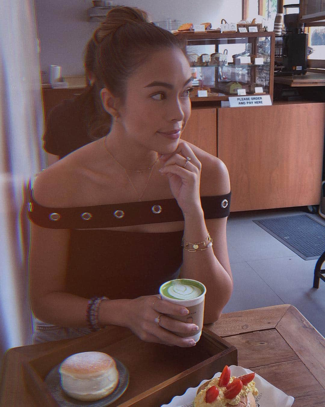 タヤ・ロジャースさんのインスタグラム写真 - (タヤ・ロジャースInstagram)「ChiangMai’s cafe culture almost makes up for the terrifying pollution problem... almost. It breaks my heart to see how poor the air quality is in Northern Thailand right now. The locals need to be educated & the government needs to support them while enforcing drastic measures to ensure our Northern communities can continue to grow and flourish 💖  #SaveChiangMai #GypsyWanderlustCNX」3月31日 23時13分 - tayastarling